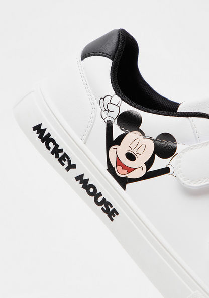 حذاء سنيكرز بشريط إغلاق لاصق وطبعات ميكي ماوس من ديزني