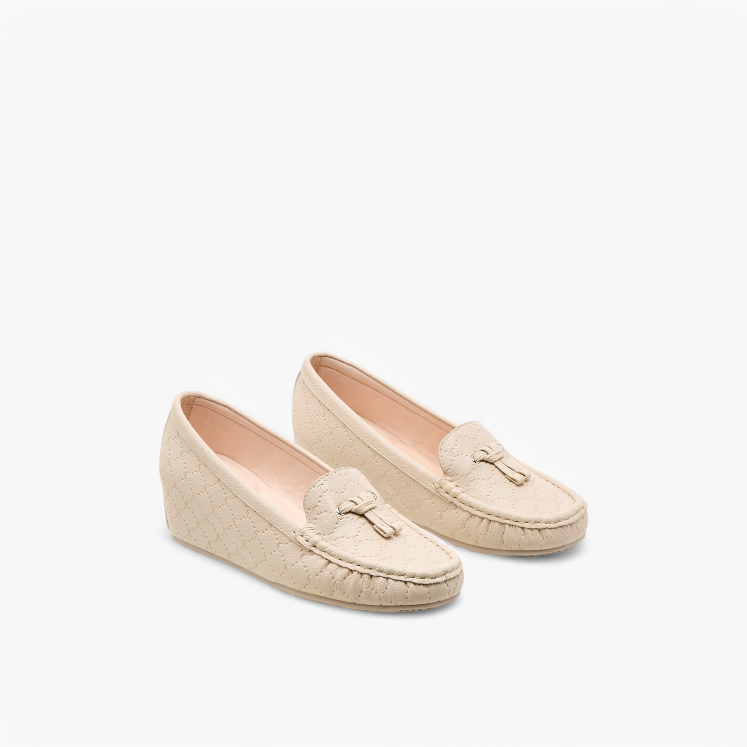 حذاء موكاسين مريح بكعب ويدج ونقوش مونوجرام من لو كونفورت-women-shoes-heels-image-1