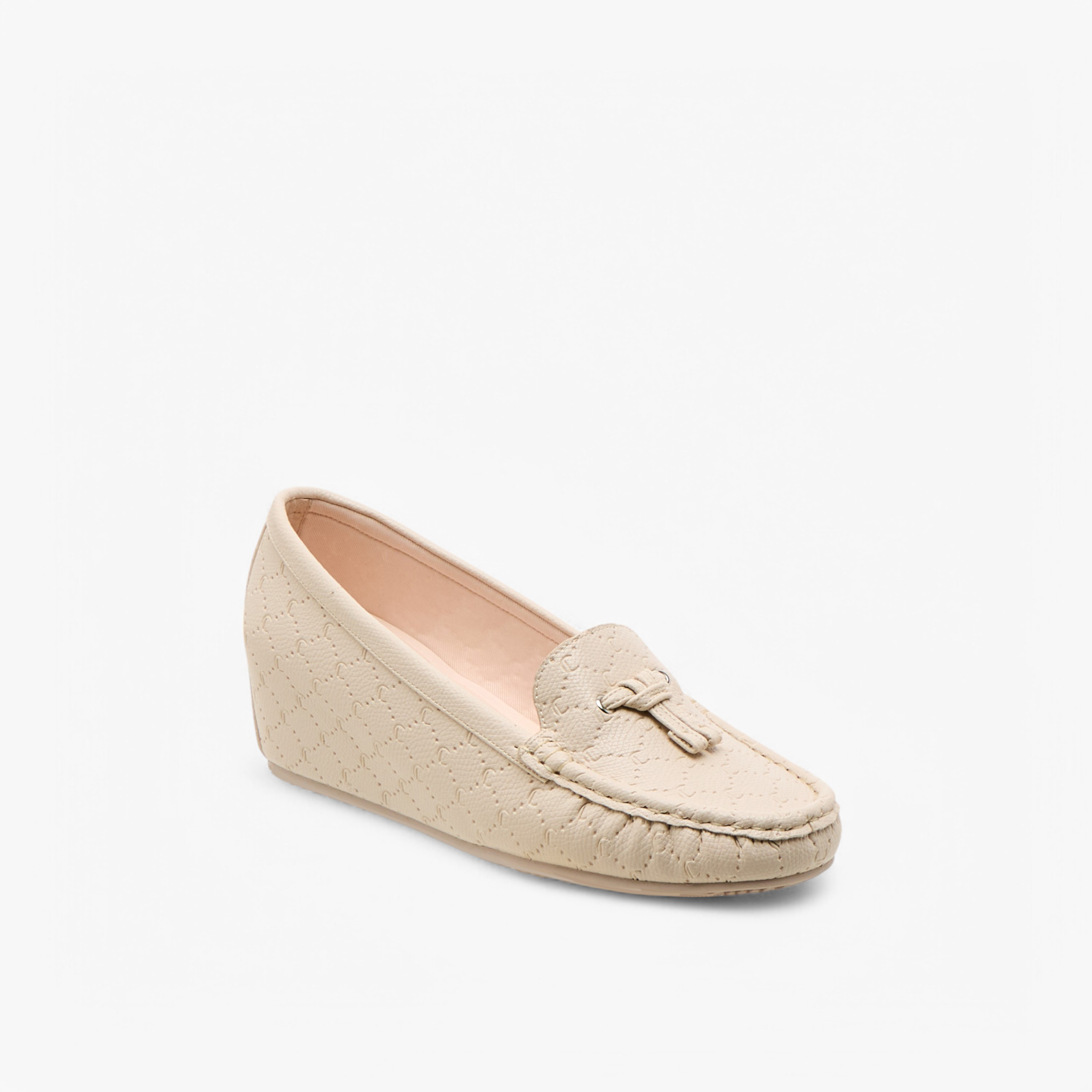 حذاء موكاسين مريح بكعب ويدج ونقوش مونوجرام من لو كونفورت-women-shoes-heels-image-8