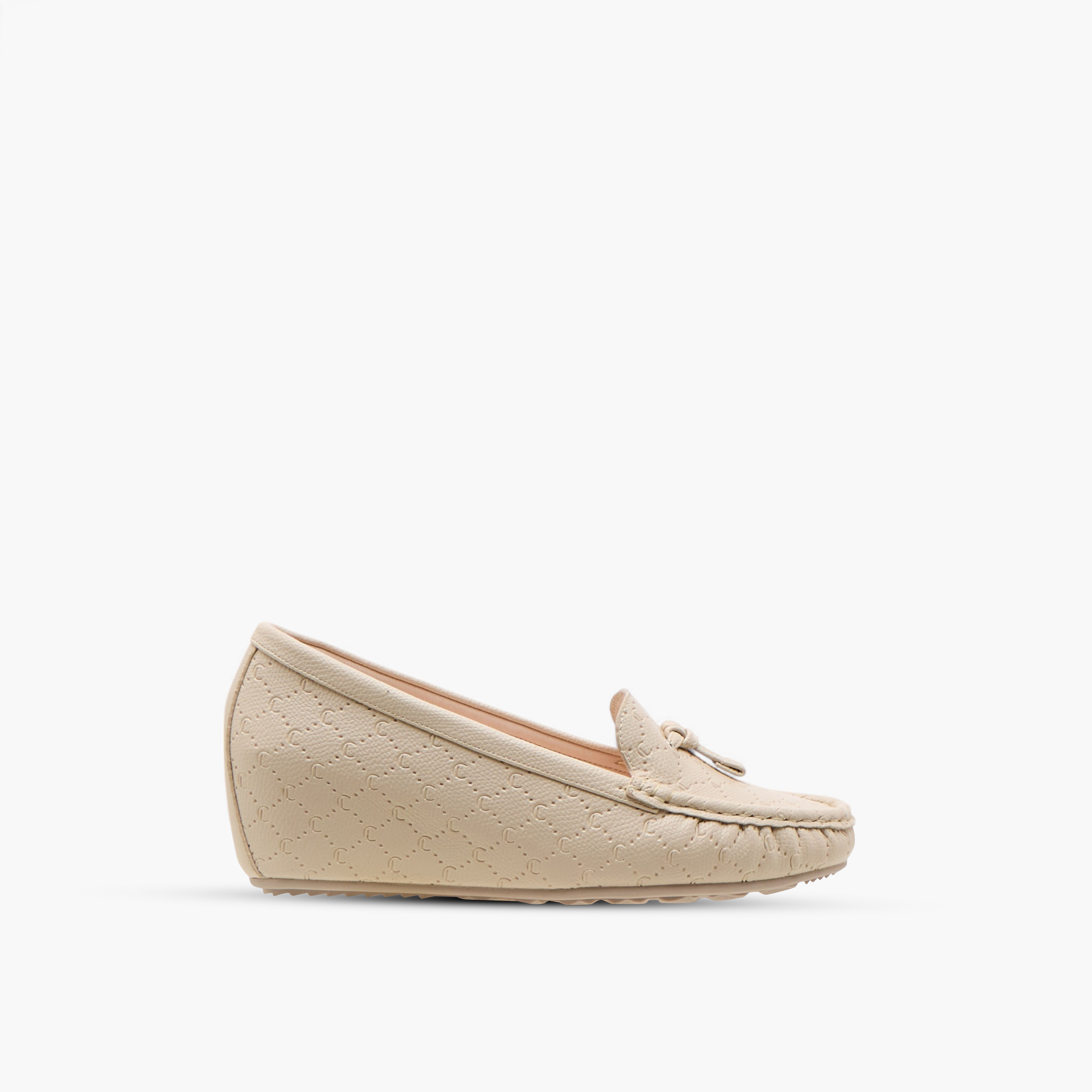 حذاء موكاسين مريح بكعب ويدج ونقوش مونوجرام من لو كونفورت-women-shoes-heels-image-3