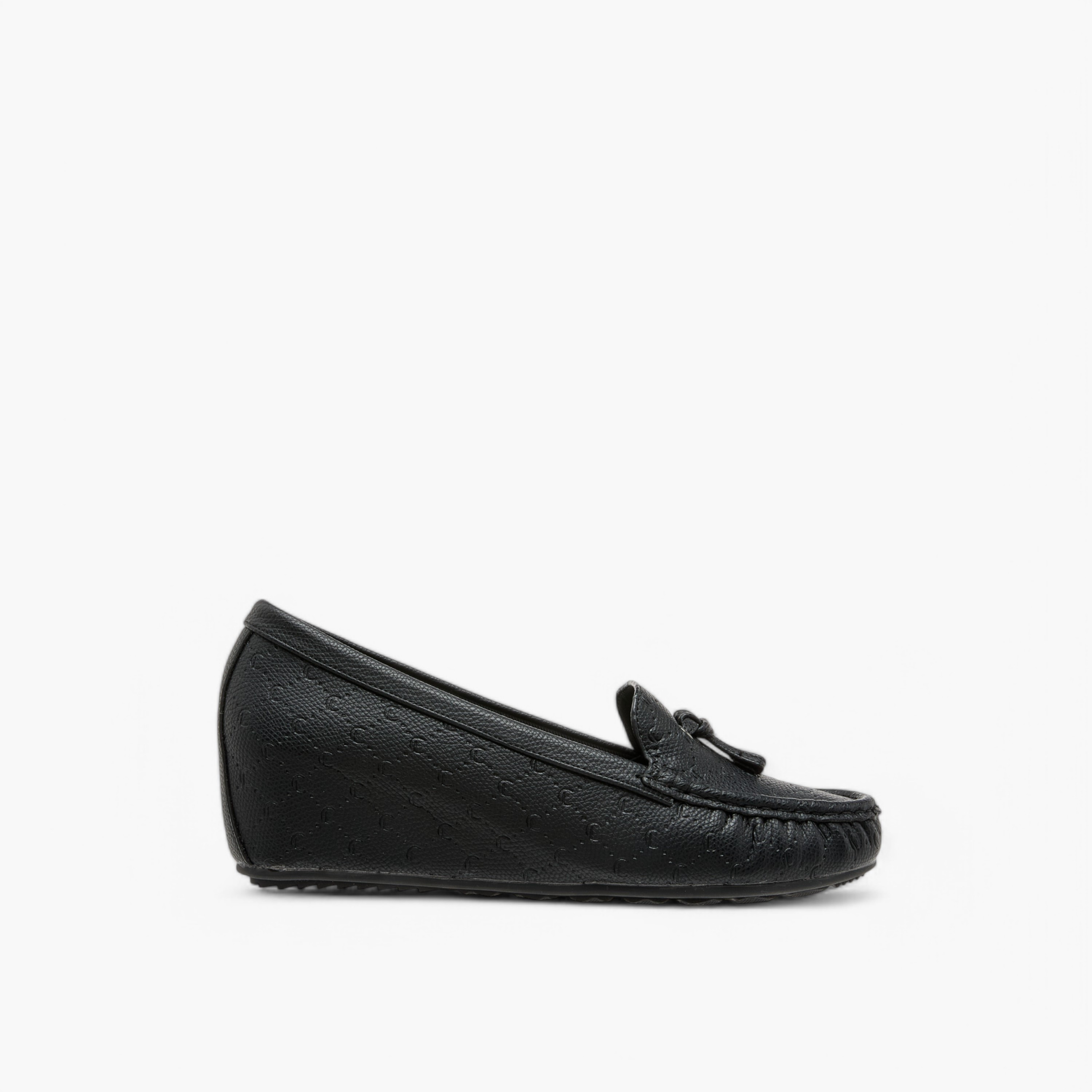 حذاء موكاسين مريح بكعب ويدج ونقوش مونوجرام من لو كونفورت-women-shoes-heels-image-3