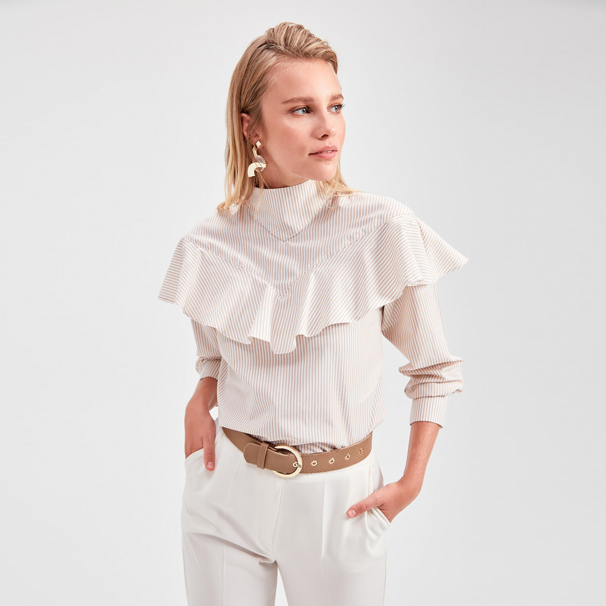 بلوزة مخططة بياقة عالية وأكمام طويلة من ترينديول-women-clothing-shirtsandblouses-blouses-image-1