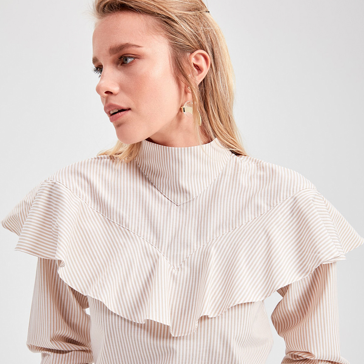 بلوزة مخططة بياقة عالية وأكمام طويلة من ترينديول-women-clothing-shirtsandblouses-blouses-image-2