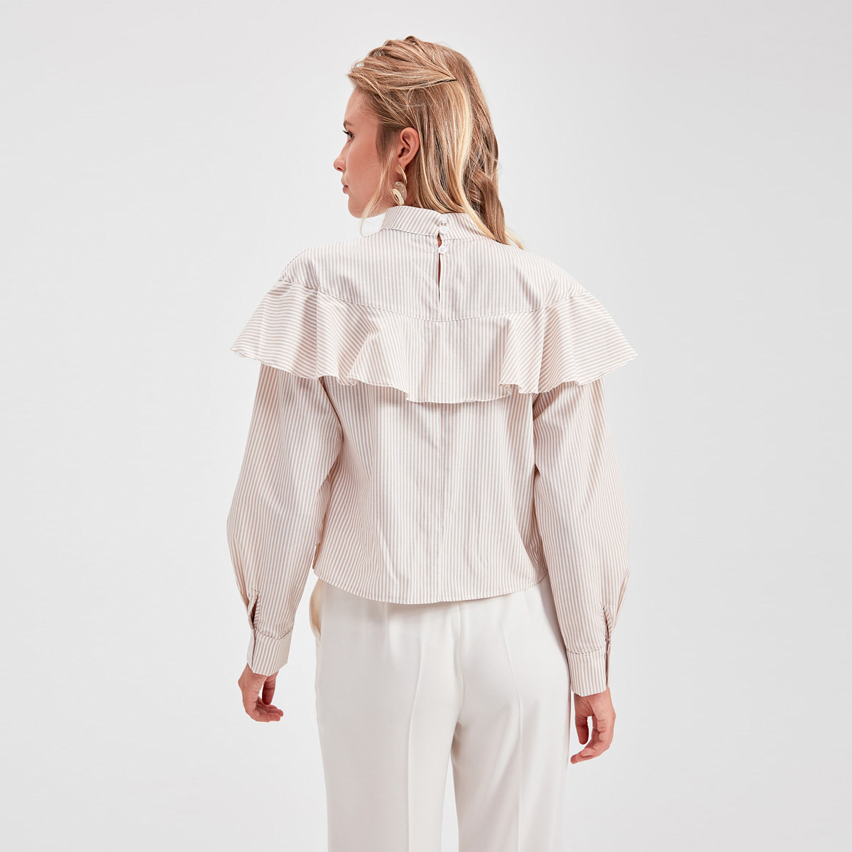 بلوزة مخططة بياقة عالية وأكمام طويلة من ترينديول-women-clothing-shirtsandblouses-blouses-image-3
