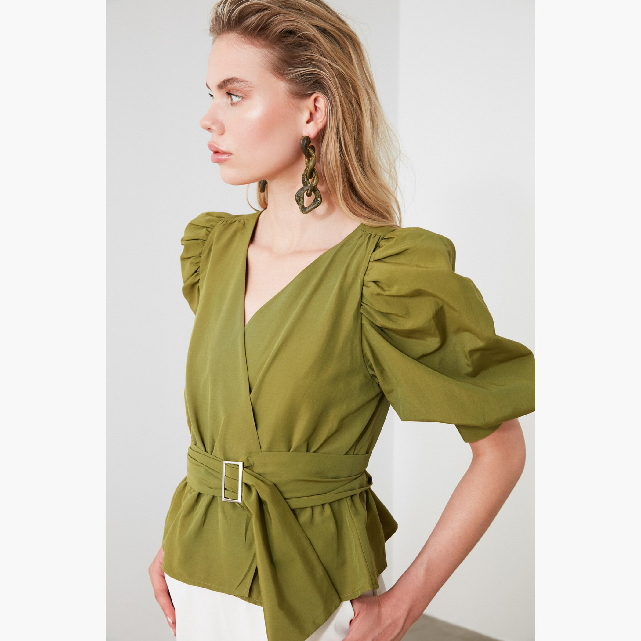 بلوزة سادة بياقة V وأكمام 3/4 من ترينديول-women-clothing-shirtsandblouses-blouses-image-2