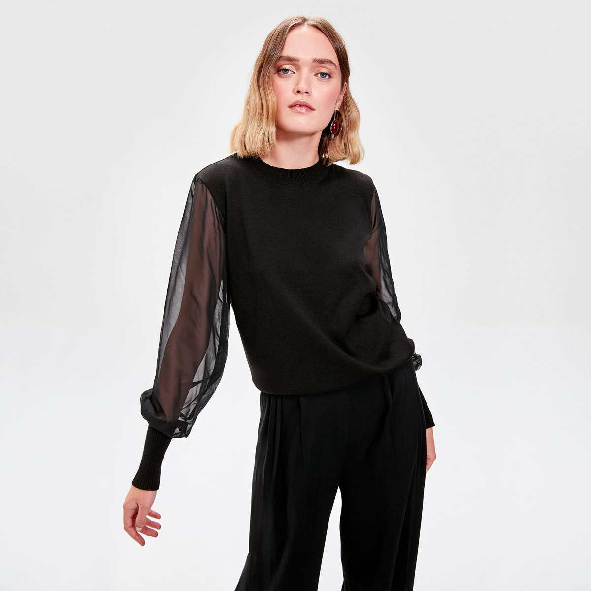 بلوزة بارزة الملمس بياقة مستديرة وأكمام طويلة من ترينديول-women-clothing-shirtsandblouses-blouses-image-1