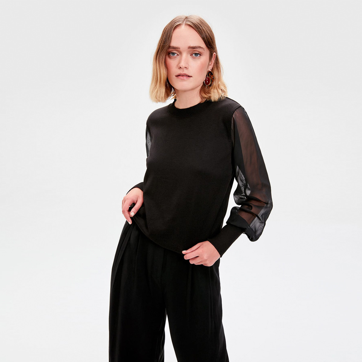 بلوزة بارزة الملمس بياقة مستديرة وأكمام طويلة من ترينديول-women-clothing-shirtsandblouses-blouses-image-3