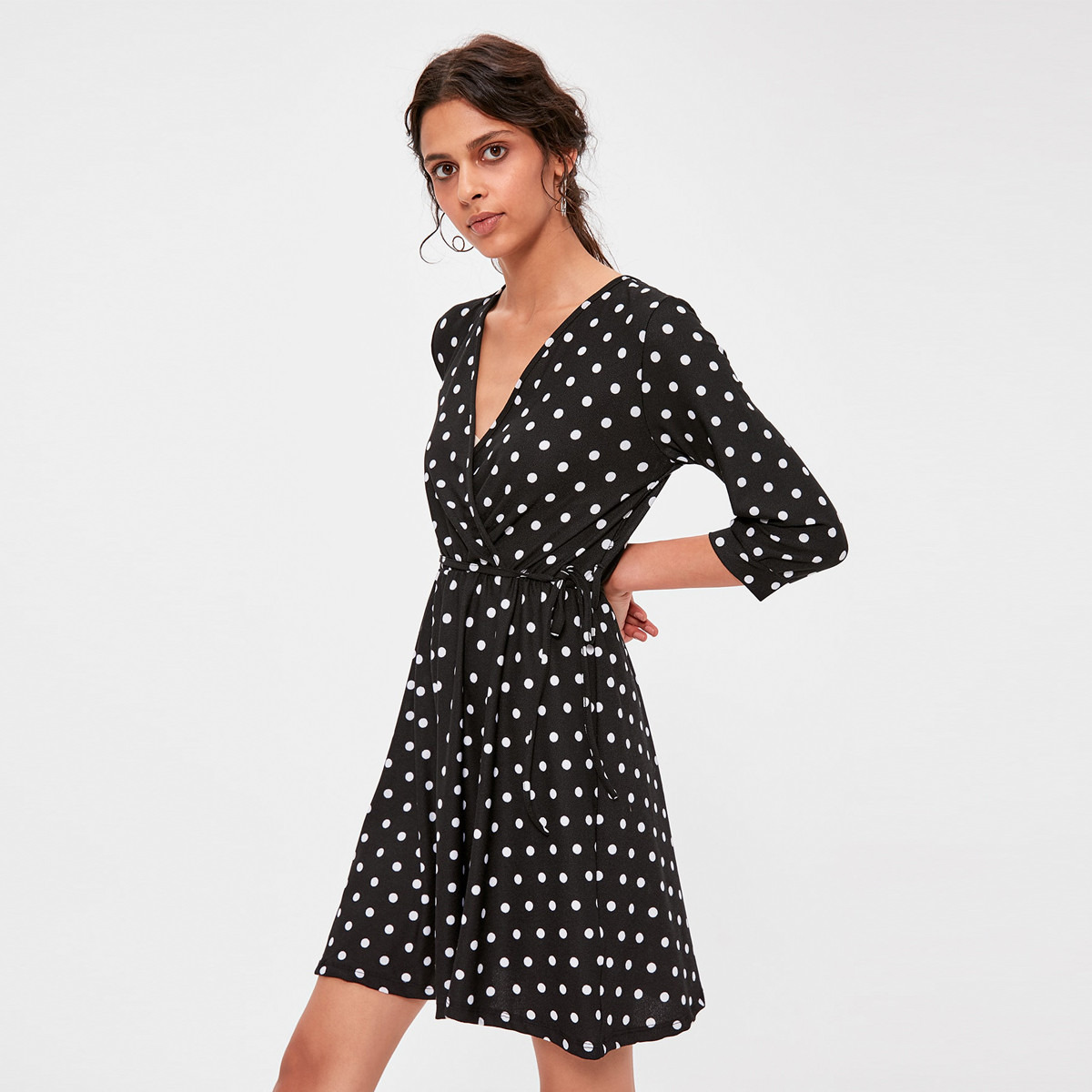 فستان إيه لاين قصير بياقة V وأربطة وطبعات منقّطة من ترينديول-women-clothing-dresses-image-1