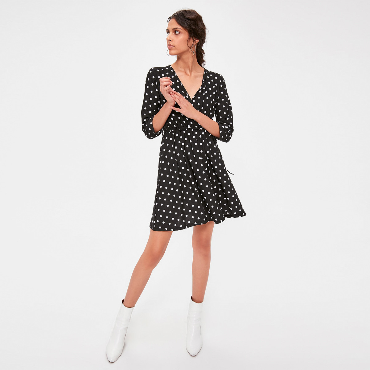فستان إيه لاين قصير بياقة V وأربطة وطبعات منقّطة من ترينديول-women-clothing-dresses-image-2