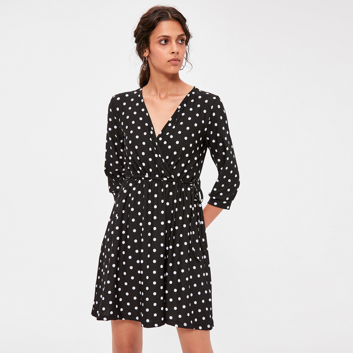 فستان إيه لاين قصير بياقة V وأربطة وطبعات منقّطة من ترينديول-women-clothing-dresses-image-3