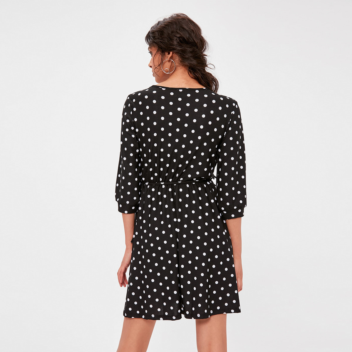 فستان إيه لاين قصير بياقة V وأربطة وطبعات منقّطة من ترينديول-women-clothing-dresses-image-4
