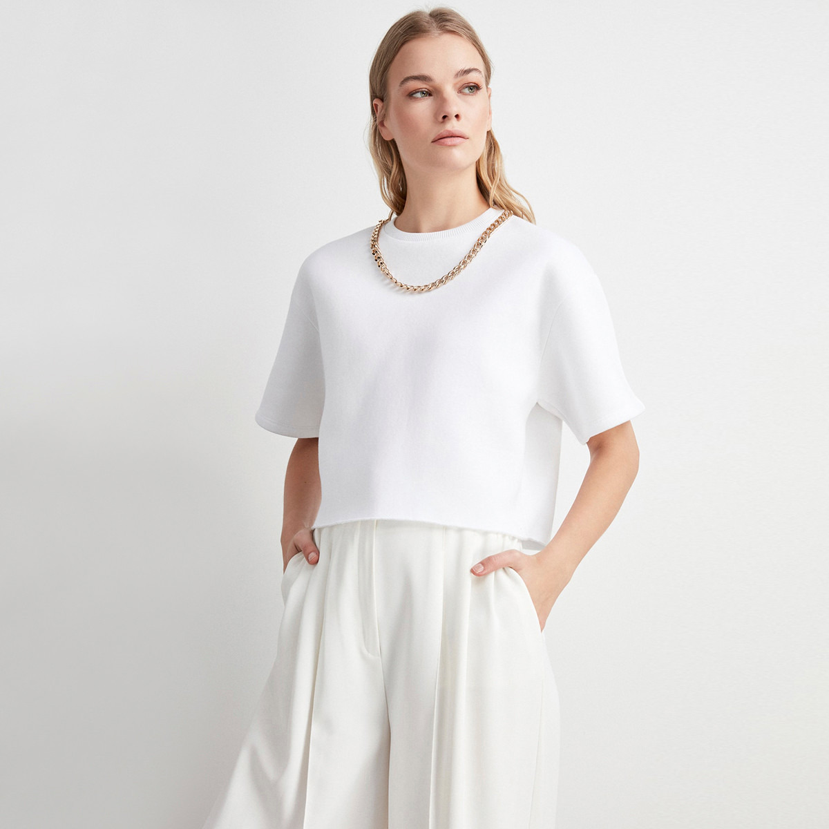 بلوزة محبوكة بياقة ضيّقة وتفاصيل سلسلة وأكمام قصيرة من ترينديول-women-clothing-shirtsandblouses-blouses-image-1