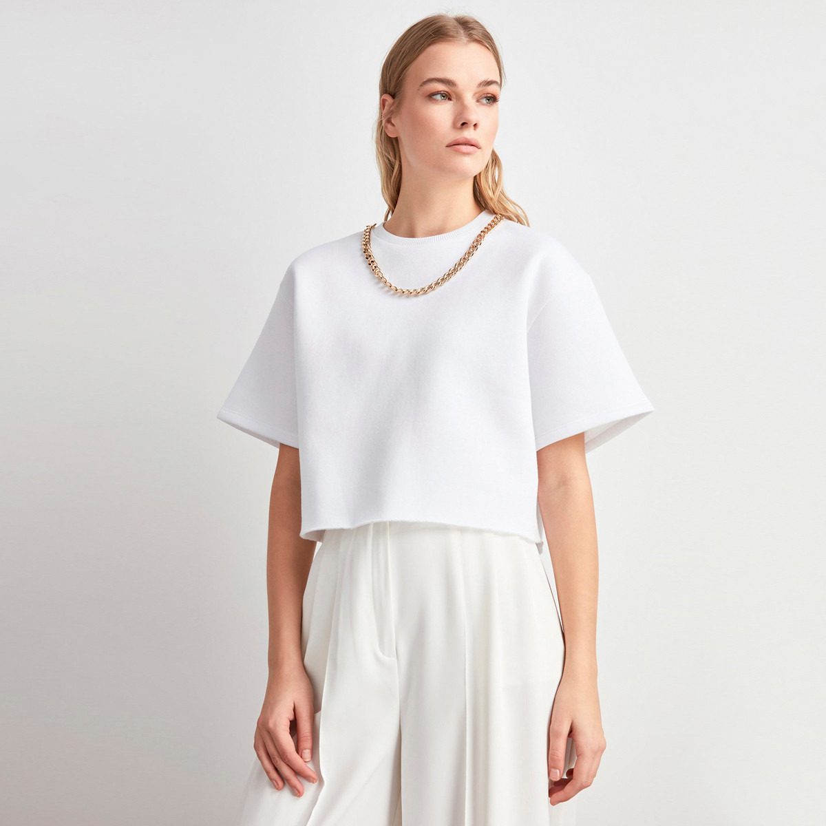 بلوزة محبوكة بياقة ضيّقة وتفاصيل سلسلة وأكمام قصيرة من ترينديول-women-clothing-shirtsandblouses-blouses-image-2