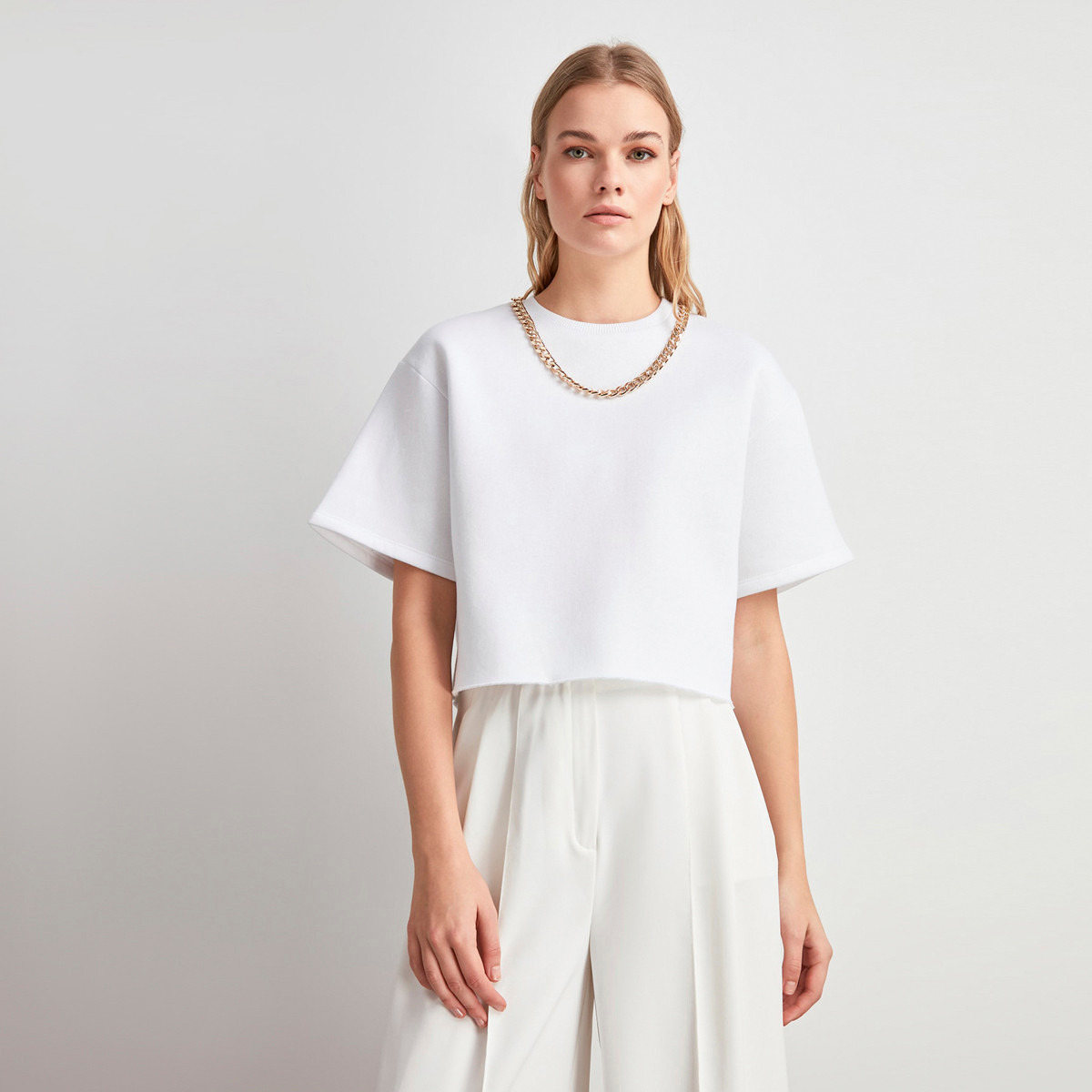 بلوزة محبوكة بياقة ضيّقة وتفاصيل سلسلة وأكمام قصيرة من ترينديول-women-clothing-shirtsandblouses-blouses-image-3