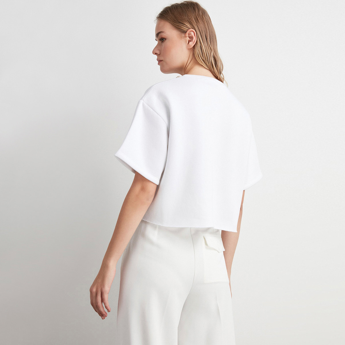 بلوزة محبوكة بياقة ضيّقة وتفاصيل سلسلة وأكمام قصيرة من ترينديول-women-clothing-shirtsandblouses-blouses-image-4