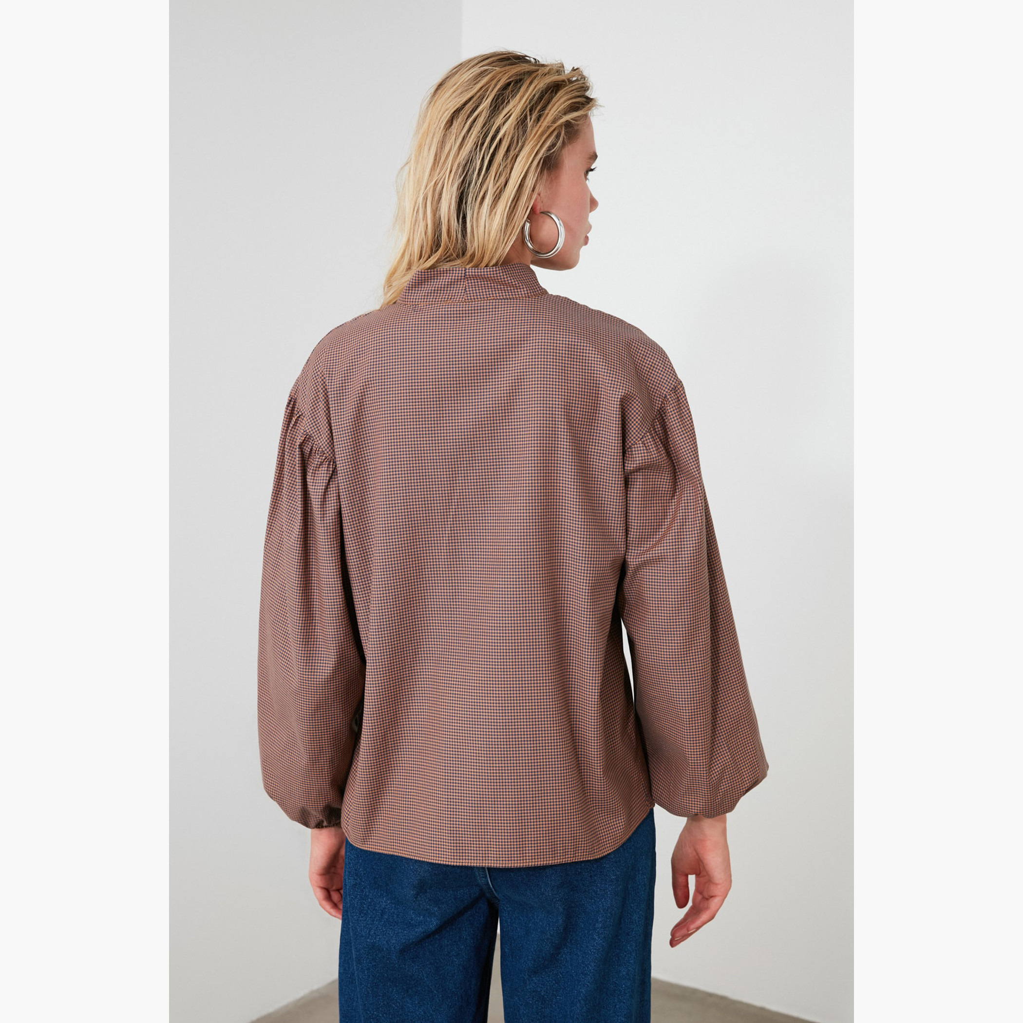 بلوزة مربعات بفيونكة وأكمام طويلة من ترينديول-women-clothing-shirtsandblouses-blouses-image-4