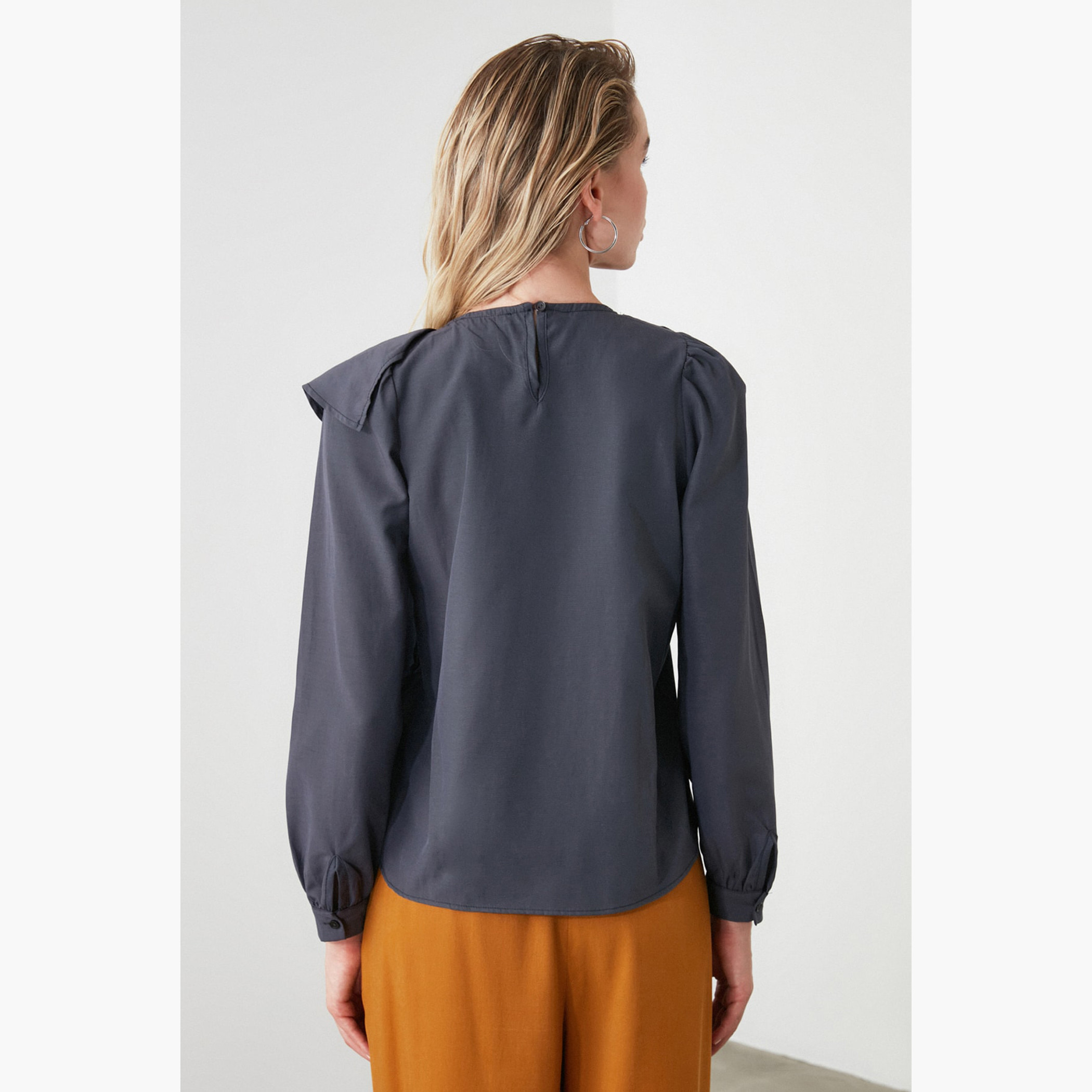 بلوزة سادة بياقة ضيقة وأكمام طويلة وتفاصيل كشكشة من ترينديول-women-clothing-shirtsandblouses-blouses-image-5