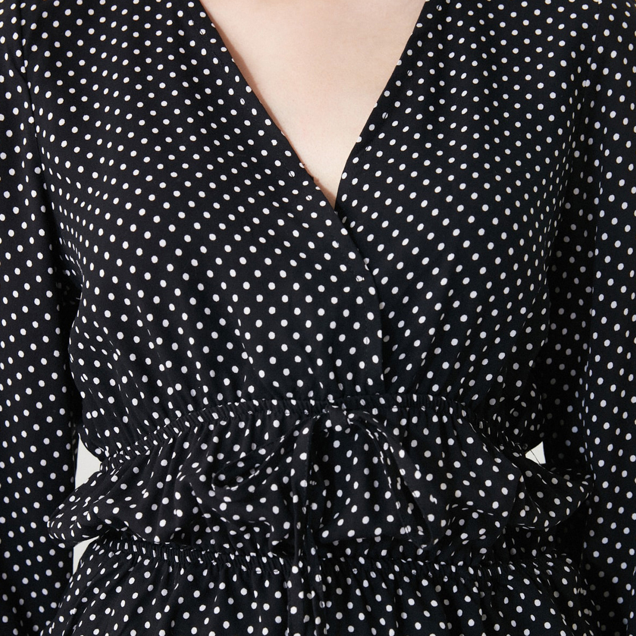 بلوزة بكشكشة على الخصر وبياقة V وطبعات منقطة وأكمام طويلة من ترينديول-women-clothing-shirtsandblouses-blouses-image-3