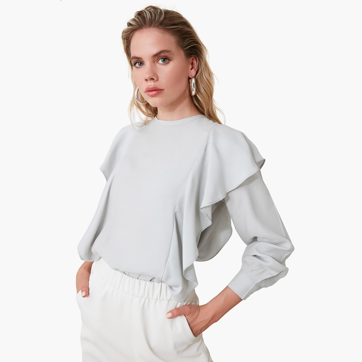 بلوزة بياقة ضيّقة وأكمام طريلة وتفاصيل كشكشة من ترينديول-women-clothing-shirtsandblouses-blouses-image-1