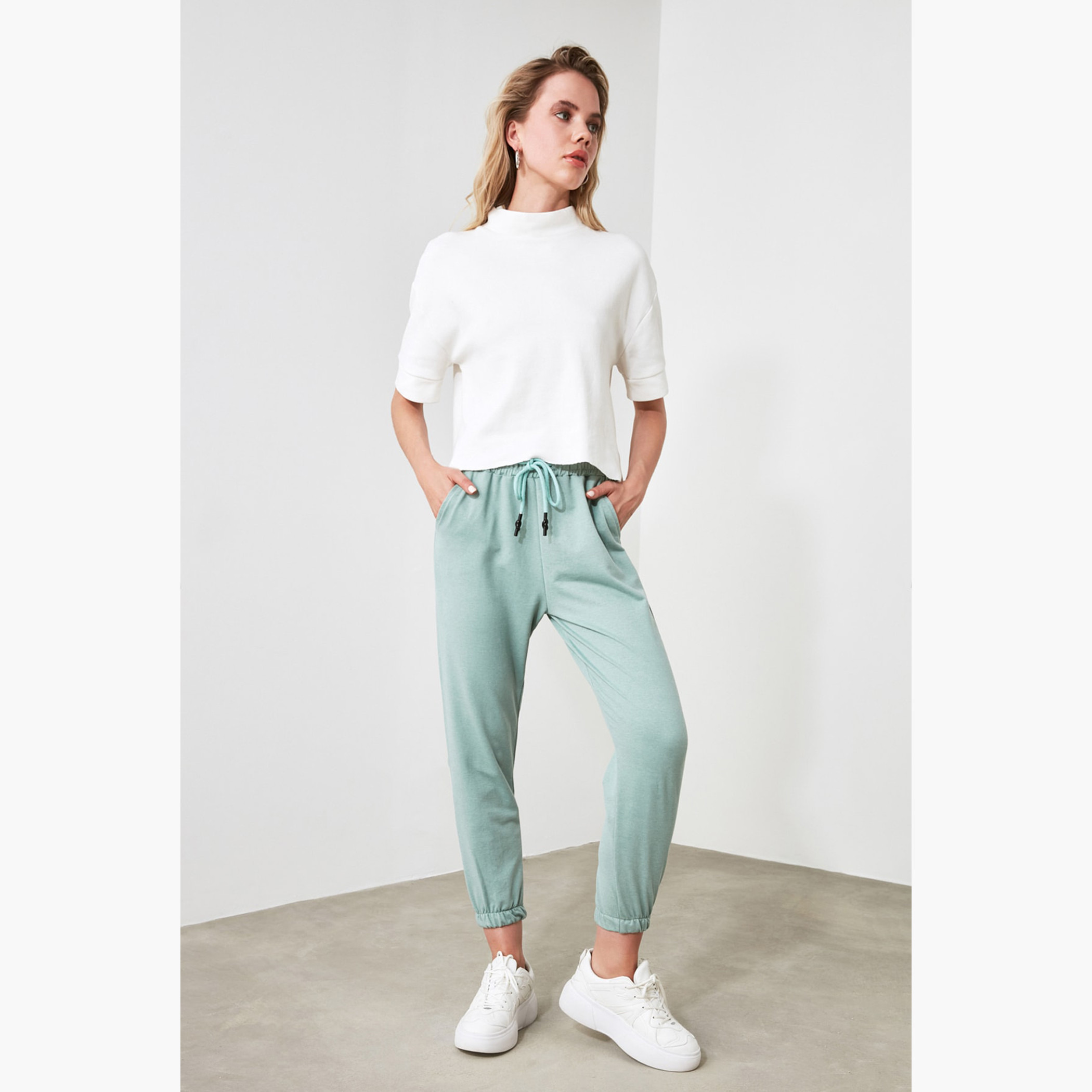 بنطلون رياضي سادة بخصر مطاطي متوسط الارتفاع من ترينديول-women-clothing-bottoms-joggers-image-2