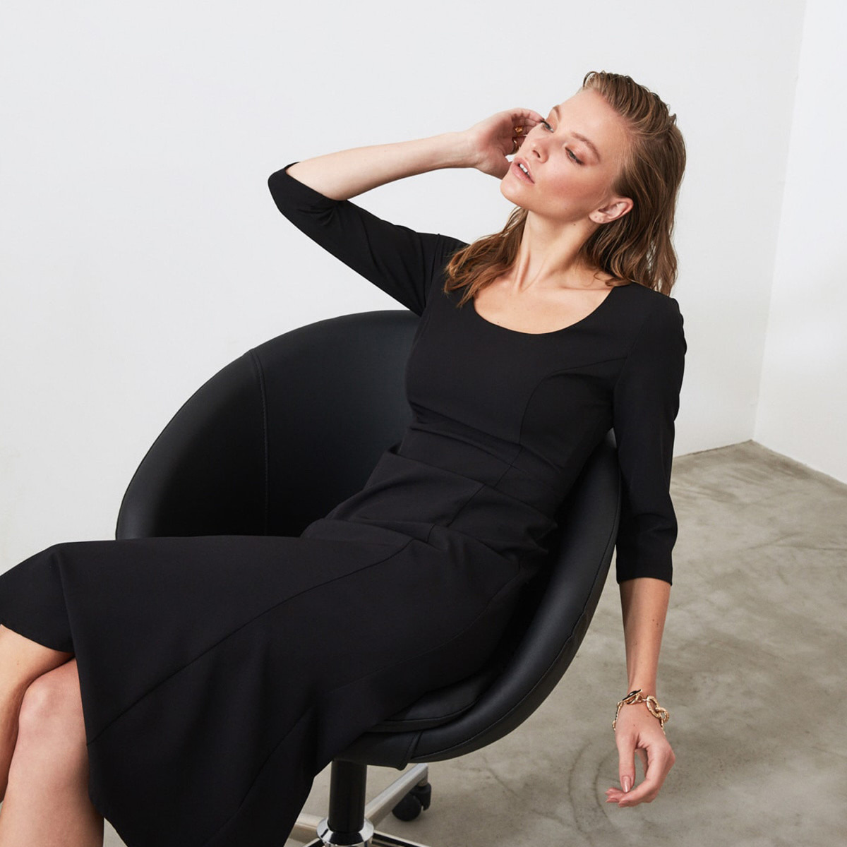 فستان ميدي سادة بقصة ضيقة وياقة مستديرة وأكمام 3/4 من ترينديول-women-clothing-dresses-image-2