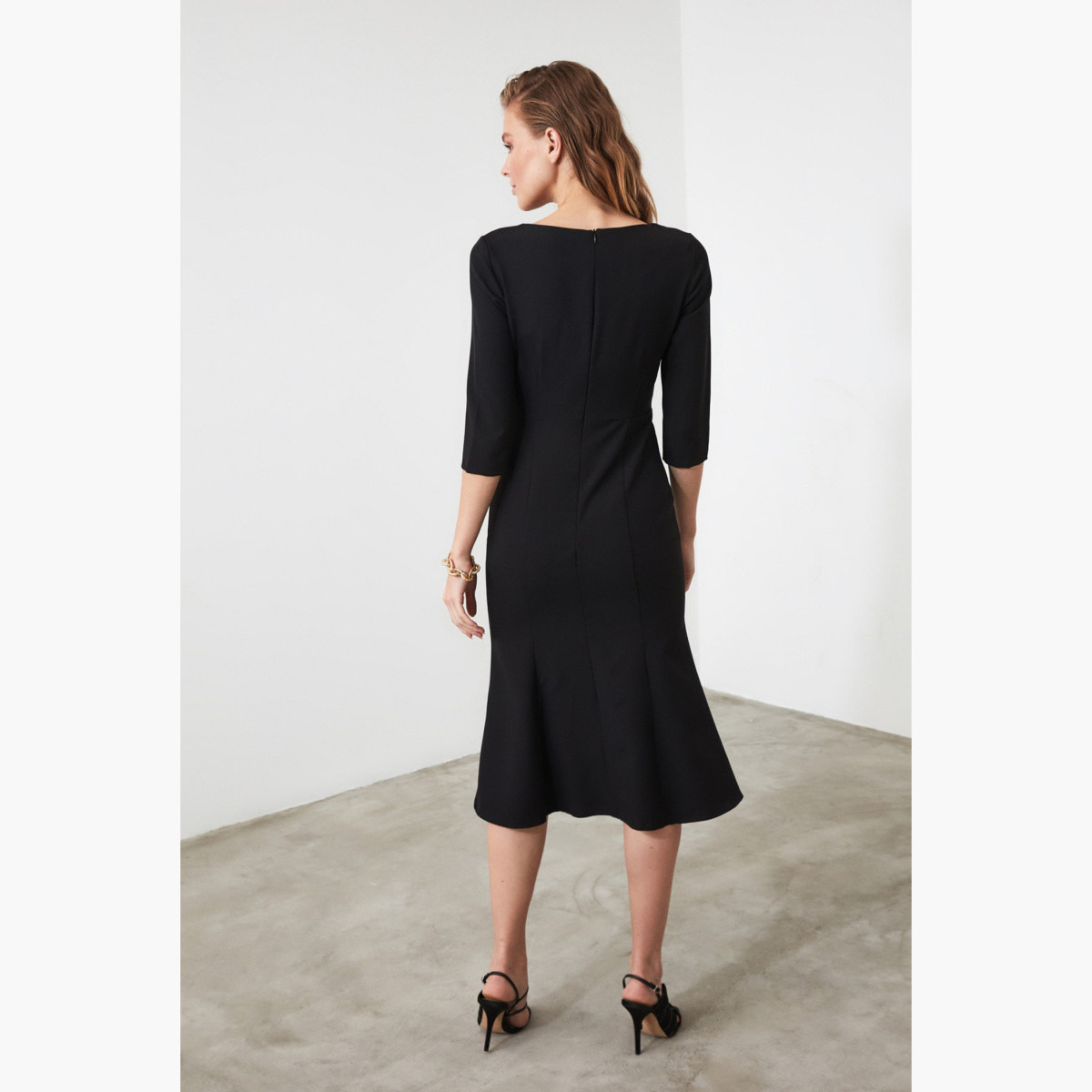 فستان ميدي سادة بقصة ضيقة وياقة مستديرة وأكمام 3/4 من ترينديول-women-clothing-dresses-image-4