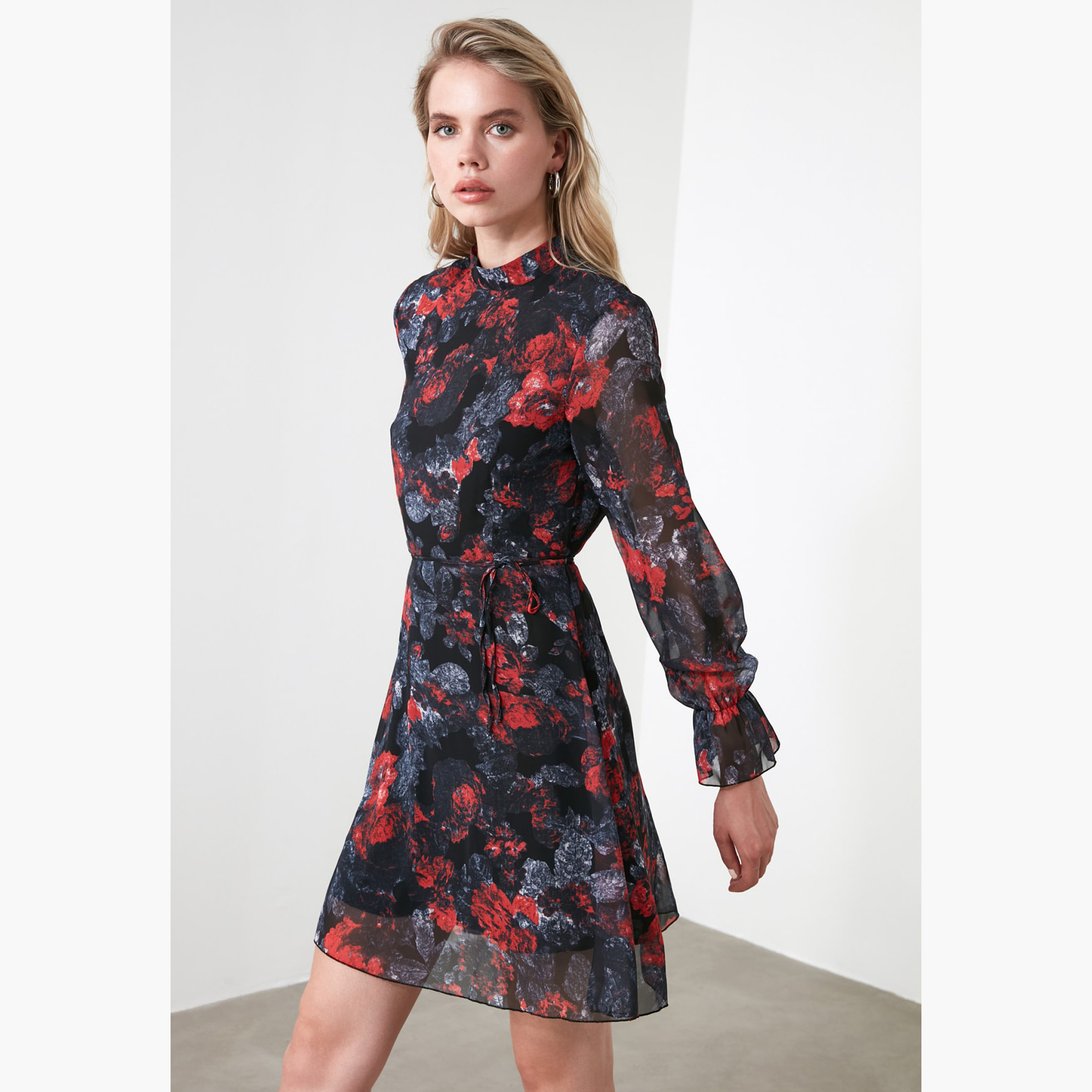 فستان إيه لاين قصير بياقة عالية وأكمام طويلة وطبعات زهرية من ترينديول-women-clothing-dresses-image-3
