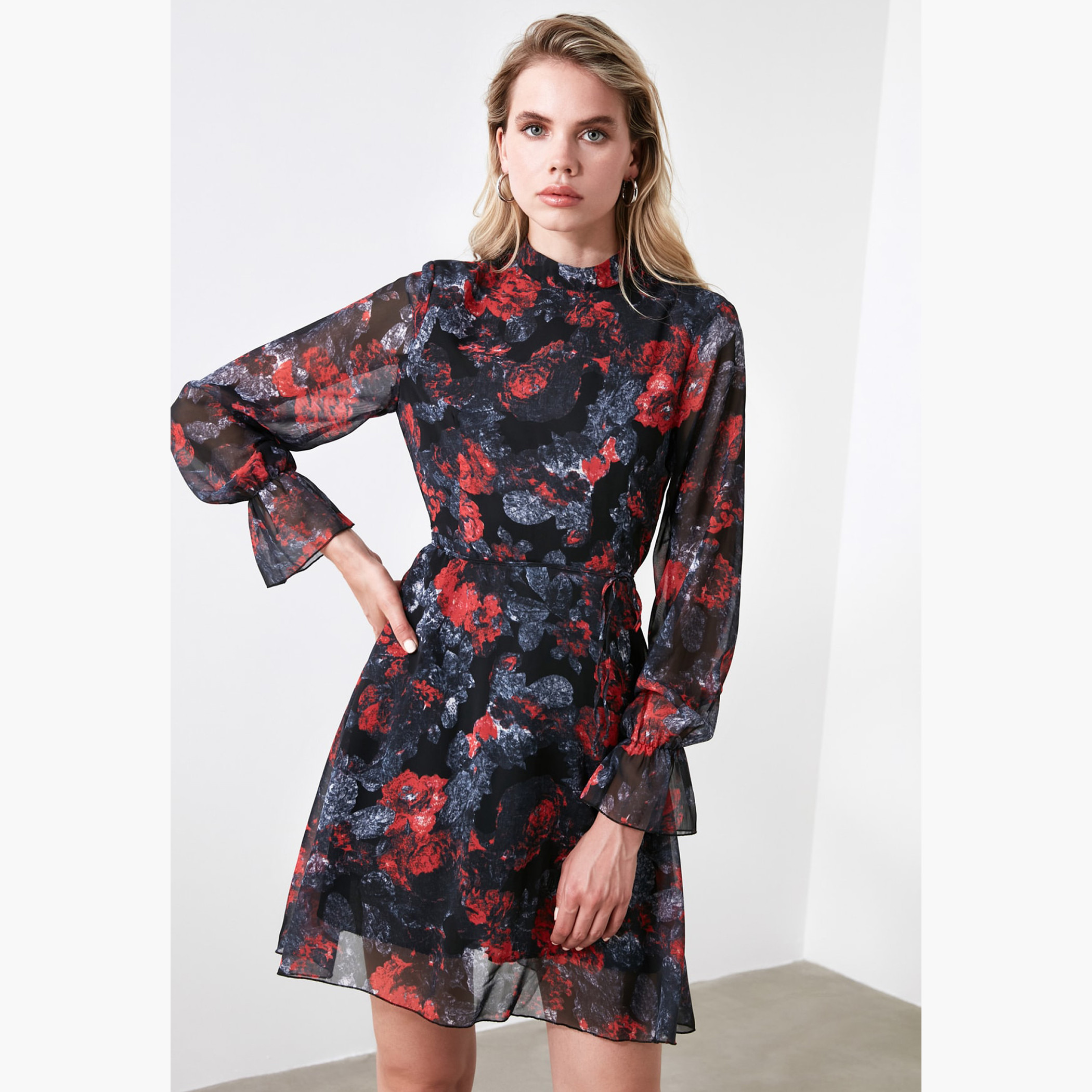 فستان إيه لاين قصير بياقة عالية وأكمام طويلة وطبعات زهرية من ترينديول-women-clothing-dresses-image-4