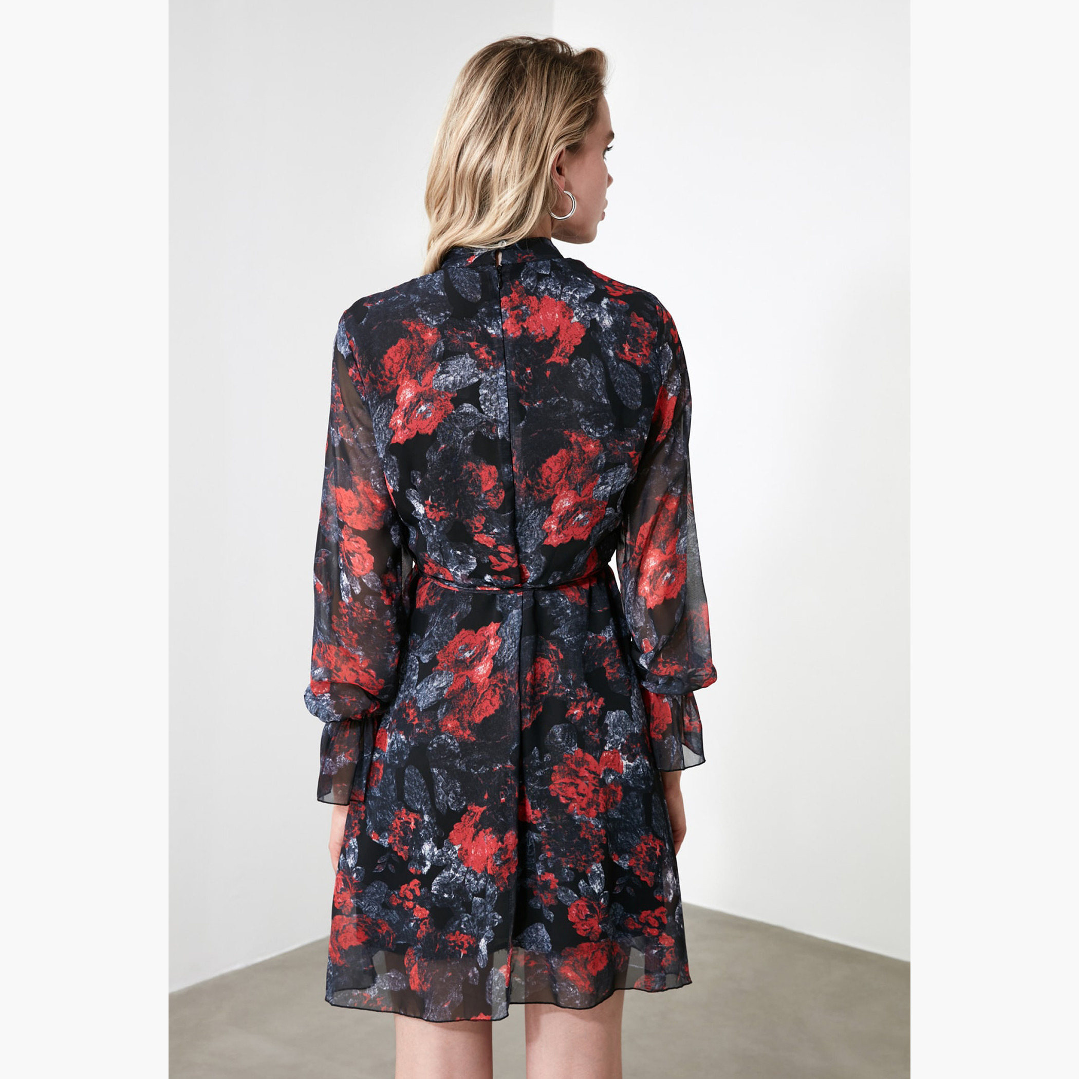 فستان إيه لاين قصير بياقة عالية وأكمام طويلة وطبعات زهرية من ترينديول-women-clothing-dresses-image-5