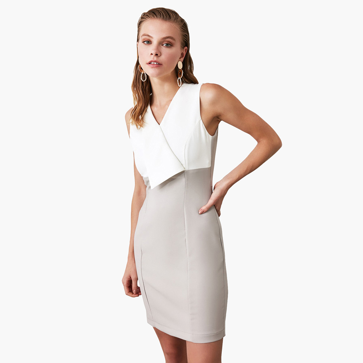 فستان قصير ضيّق دون أكمام مع تفاصيل قوالب ملوّنة من ترينديول-women-clothing-dresses-image-2