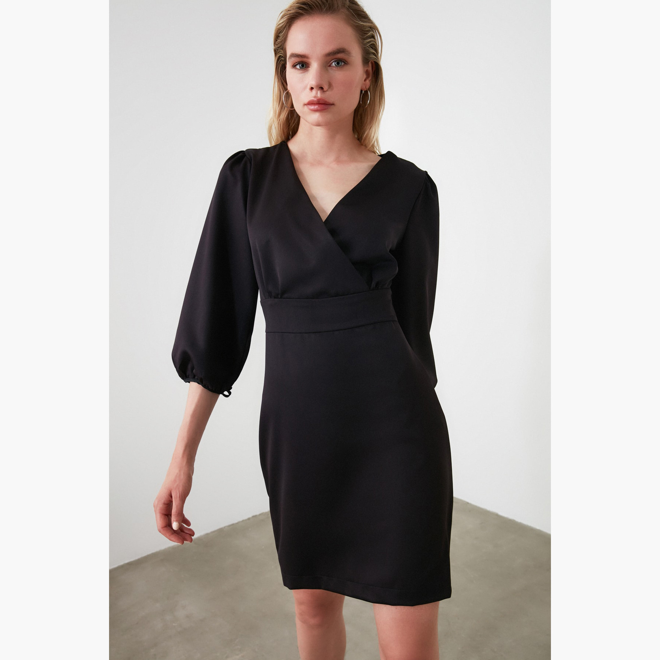 فستان قصير سادة واسع بياقة V وأكمام 3/4 من ترينديول-women-clothing-dresses-image-1