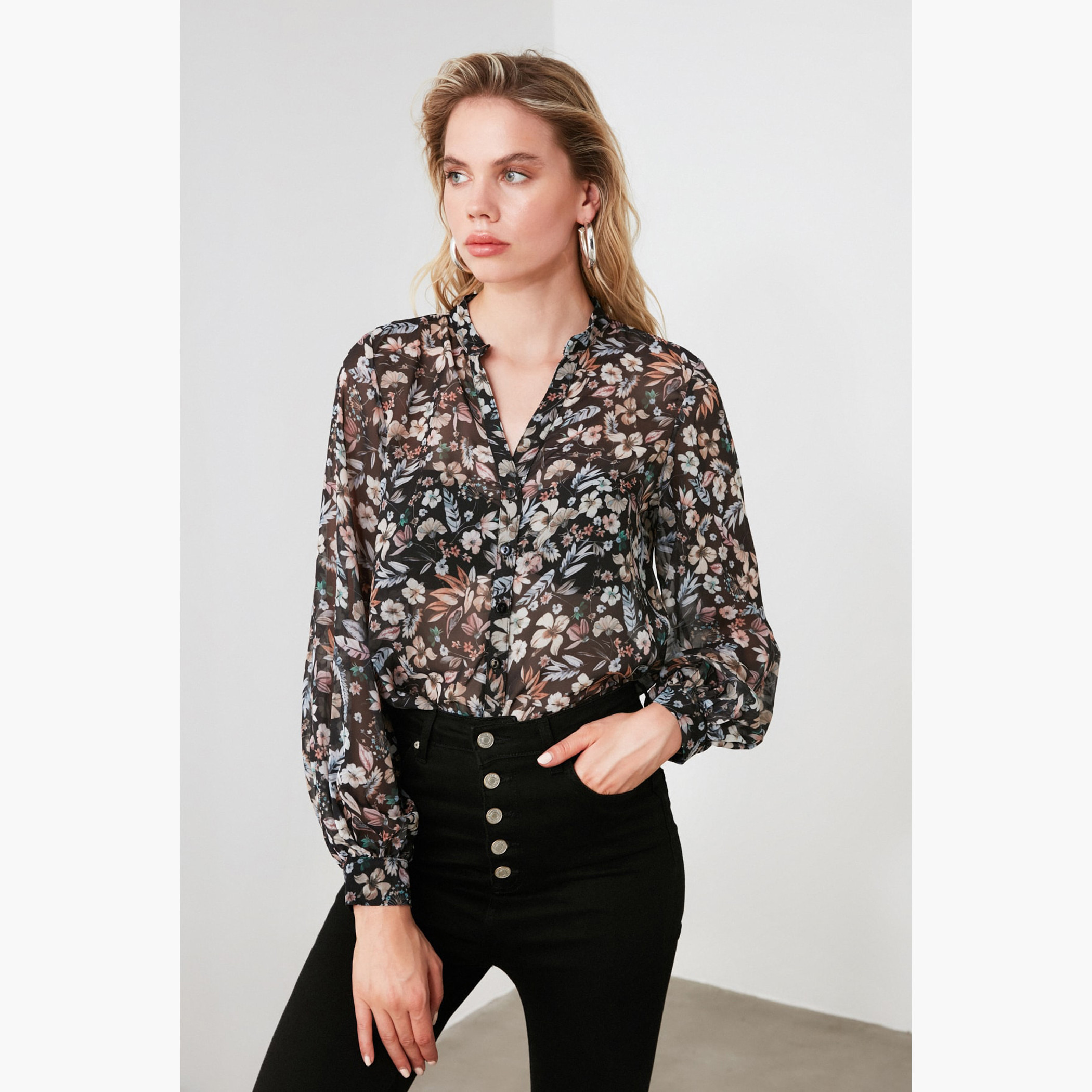 قميص بياقة V وأكمام طويلة من ترينديول-women-clothing-shirtsandblouses-blouses-image-2