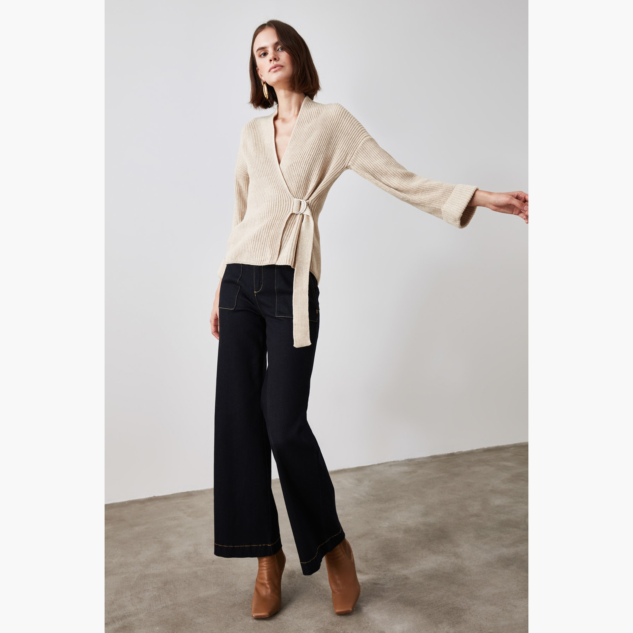 كارديجان صوف بارز الملمس بياقة v وزر إغلاق من ترينديول-women-winterwear-cardigansandjumpers-cardigans-image-4