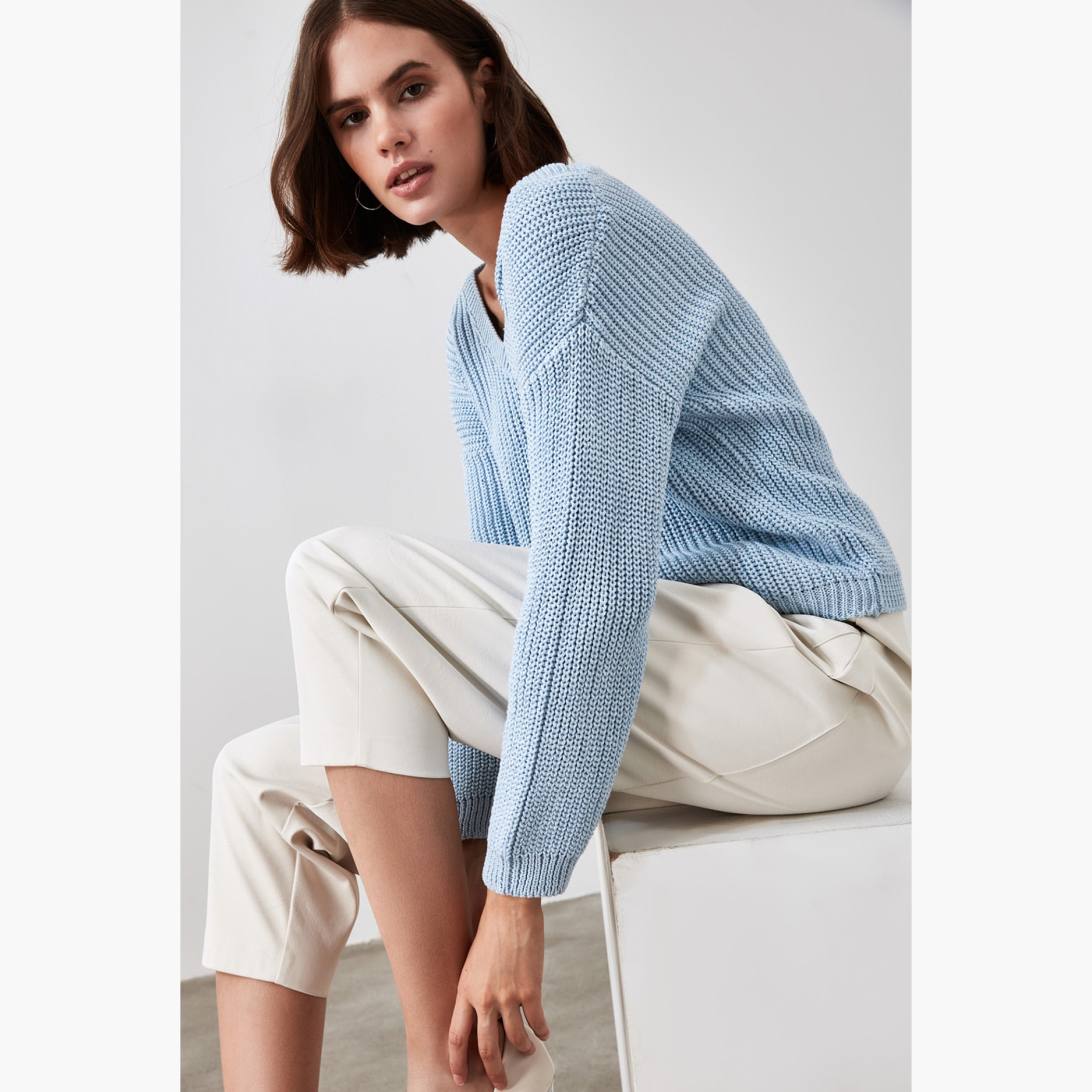 بلوفر صوف بارز الملمس بياقة V وأكمام طويلة من ترينديول-women-clothing-cardigansandjumpers-jumpers-image-2