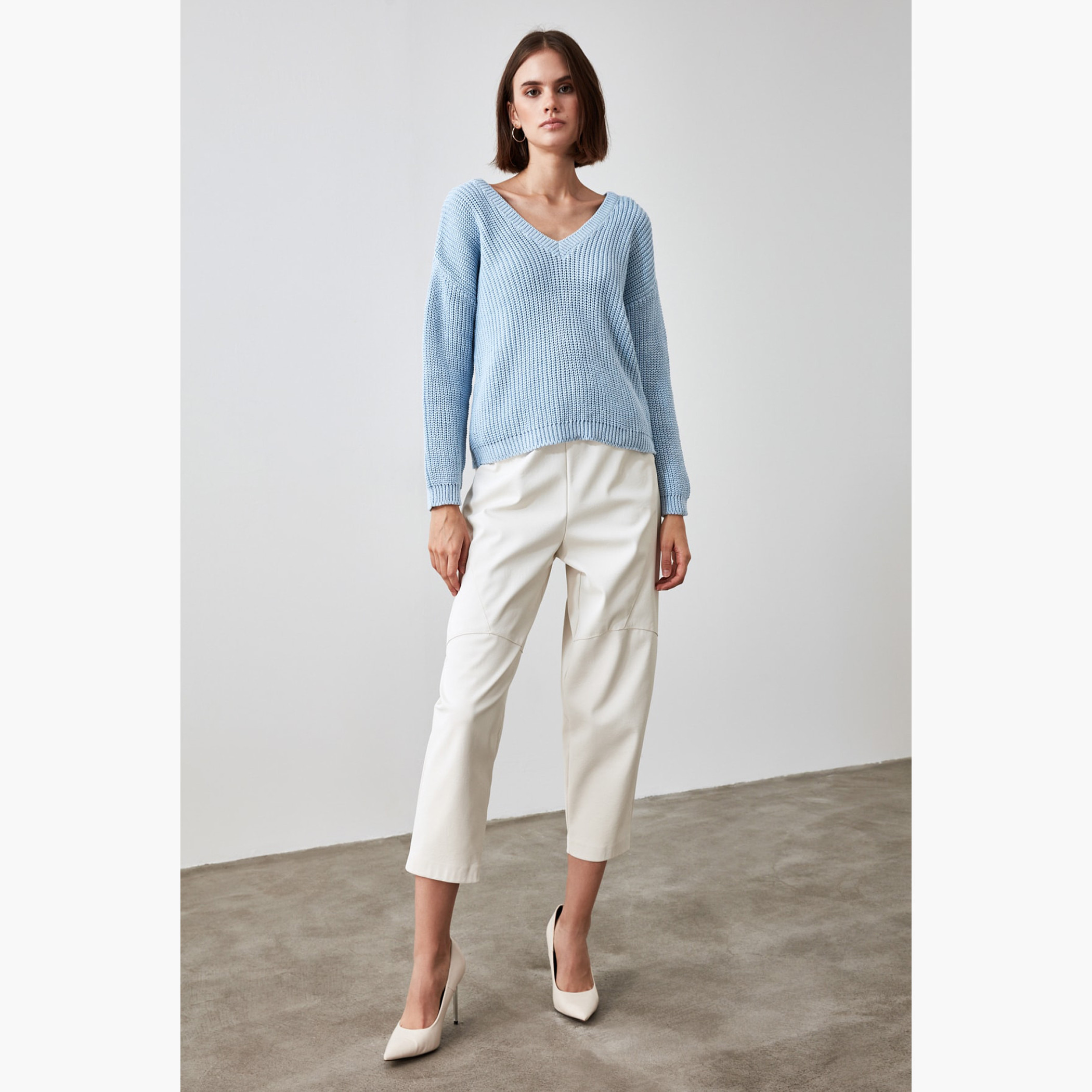 Trendyol Textured Woollen Pullover with V-neck and Long Sleeves-women-clothing-cardigansandjumpers-jumpers-image-4