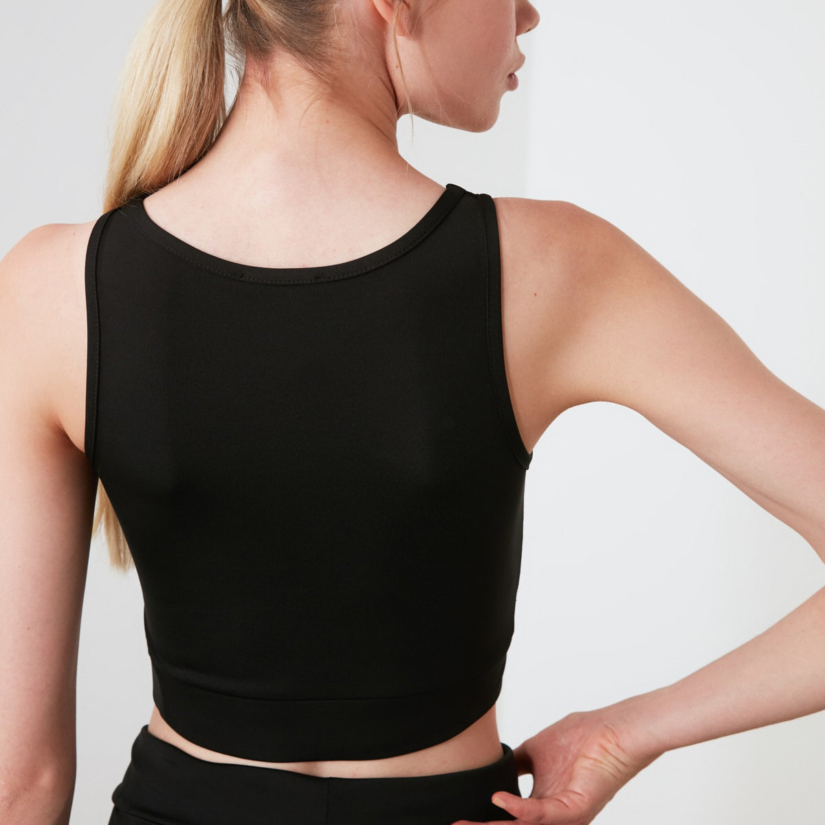 Trendyol Women Solid Front Zippered Sports Bra-women-clothing-sportswearandactivewear-sportsbras-image-14