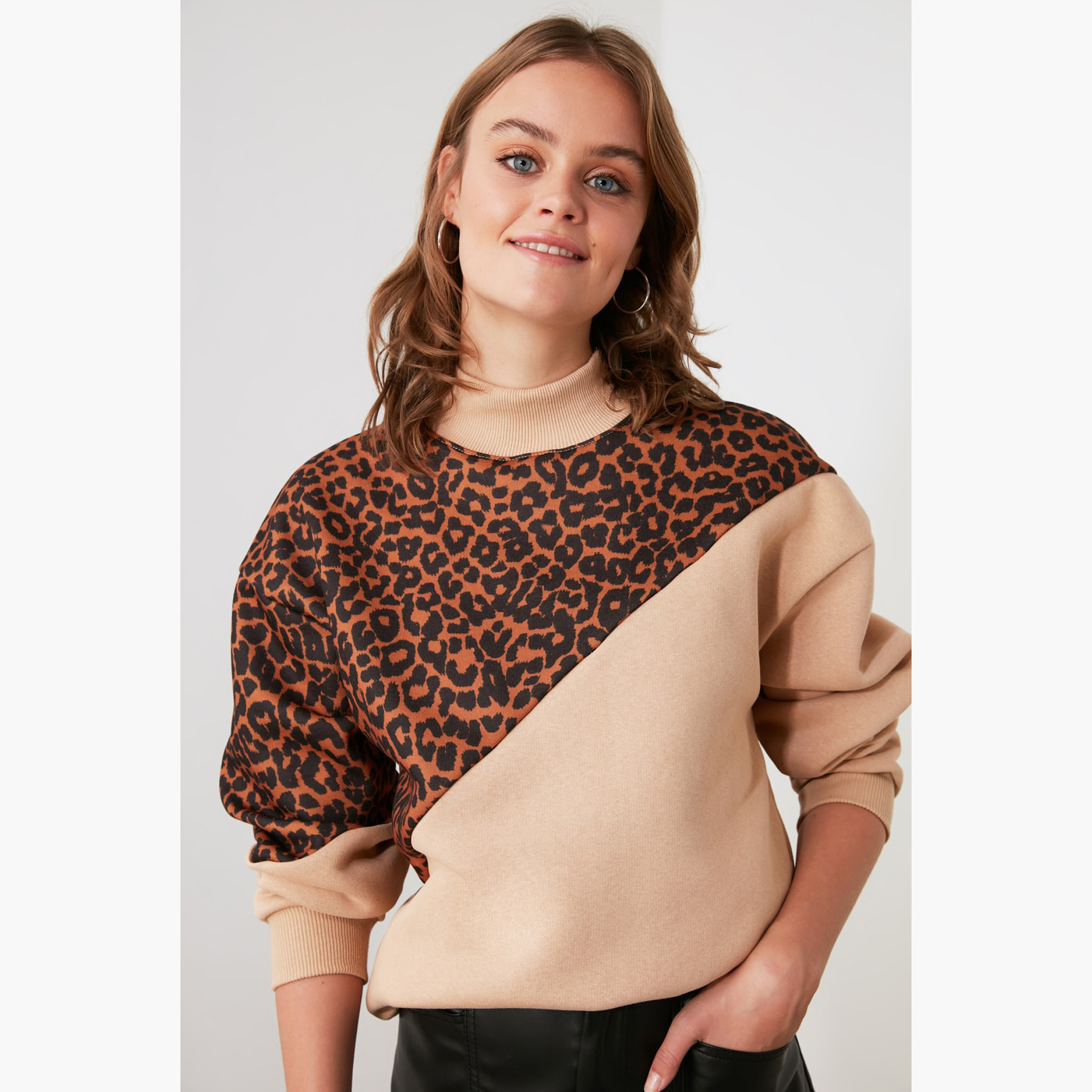 سويت شيرت بياقة عالية وطبعات حيوانات وأكمام طويلة من ترينديول-women-winterwear-hoodiesandsweatshirts-hoodies-image-3
