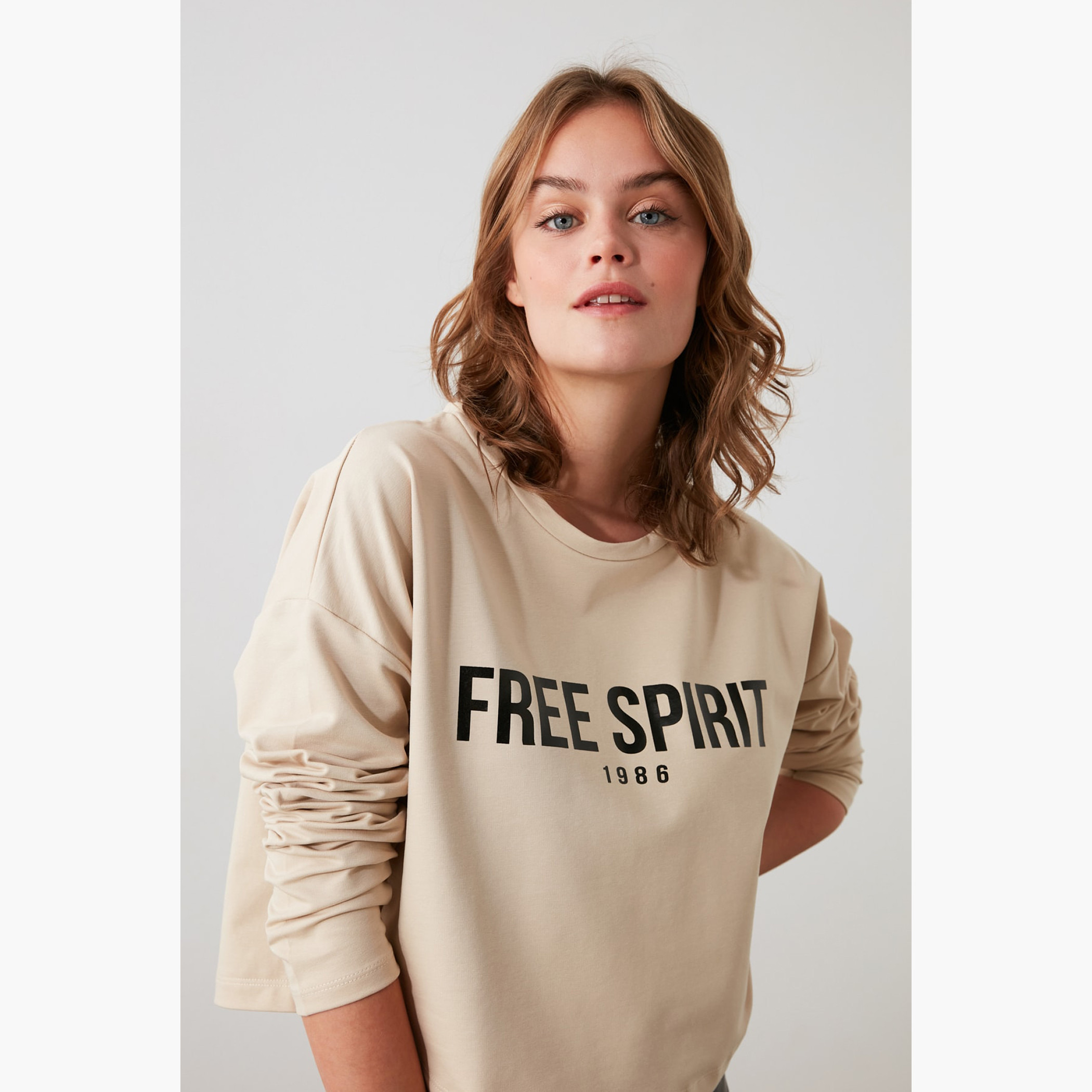 سويت شيرت بياقة مستديرة وأكمام طويلة وطبعات شعار من تيرنديول-women-winterwear-hoodiesandsweatshirts-hoodies-image-2