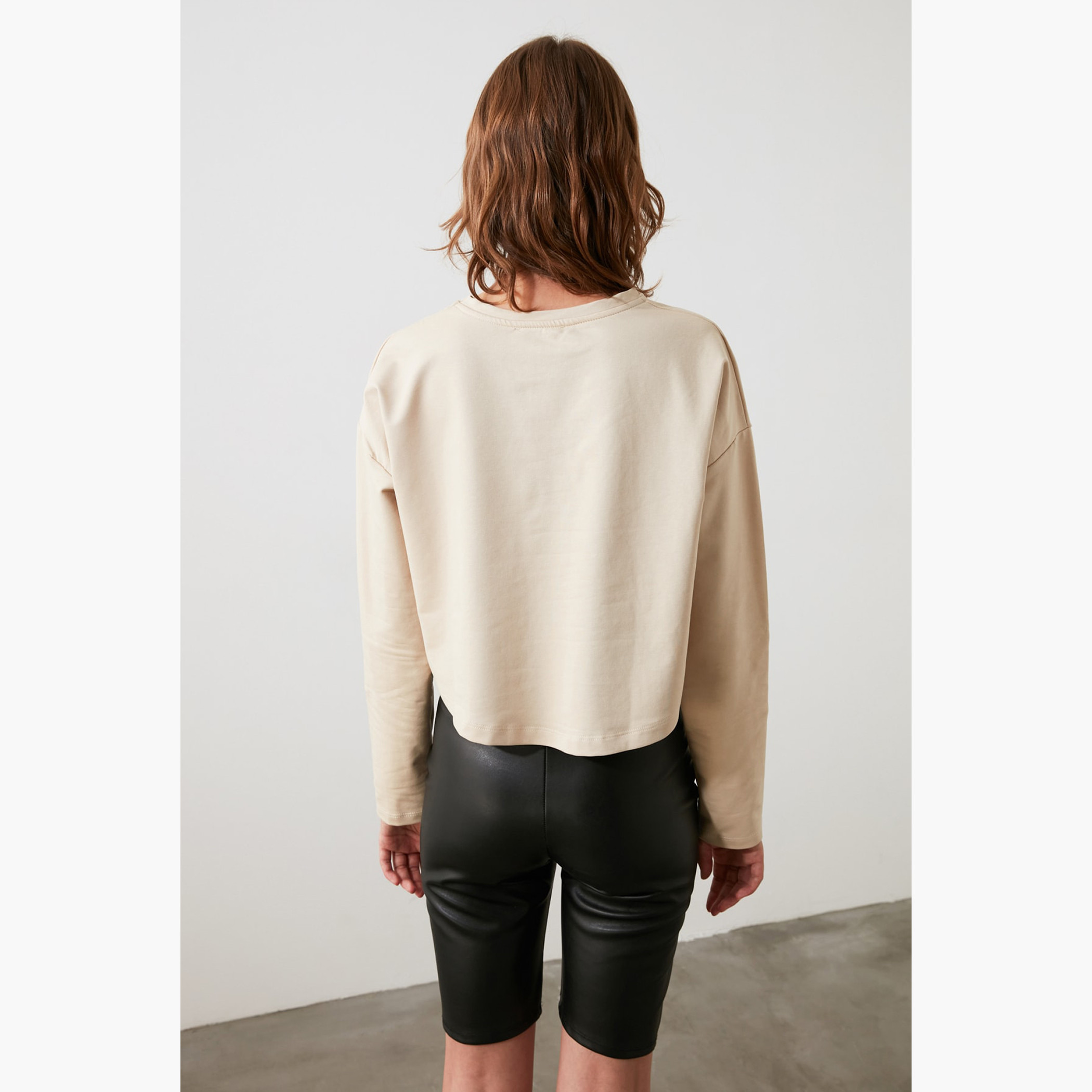 سويت شيرت بياقة مستديرة وأكمام طويلة وطبعات شعار من تيرنديول-women-winterwear-hoodiesandsweatshirts-hoodies-image-3