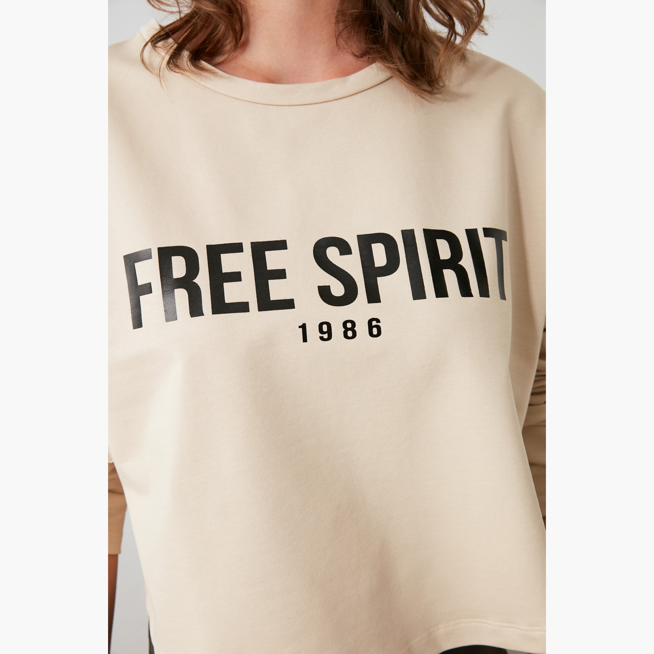 سويت شيرت بياقة مستديرة وأكمام طويلة وطبعات شعار من تيرنديول-women-winterwear-hoodiesandsweatshirts-hoodies-image-5