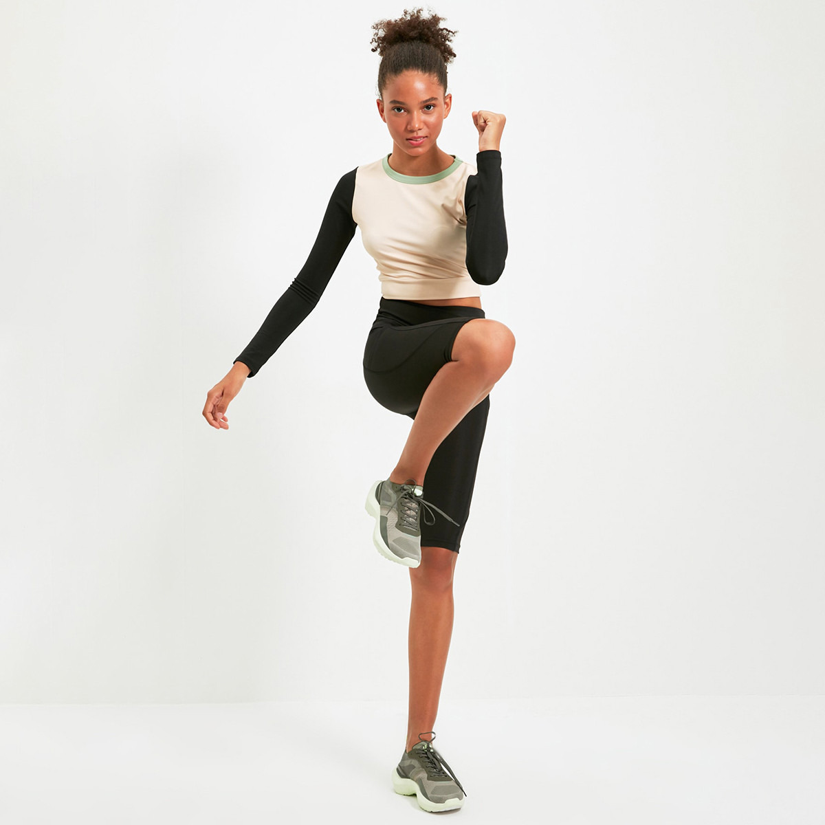 Trendyol Women Solid High Rise Sports Short Tights-women-clothing-sportswearandactivewear-bottoms-image-11