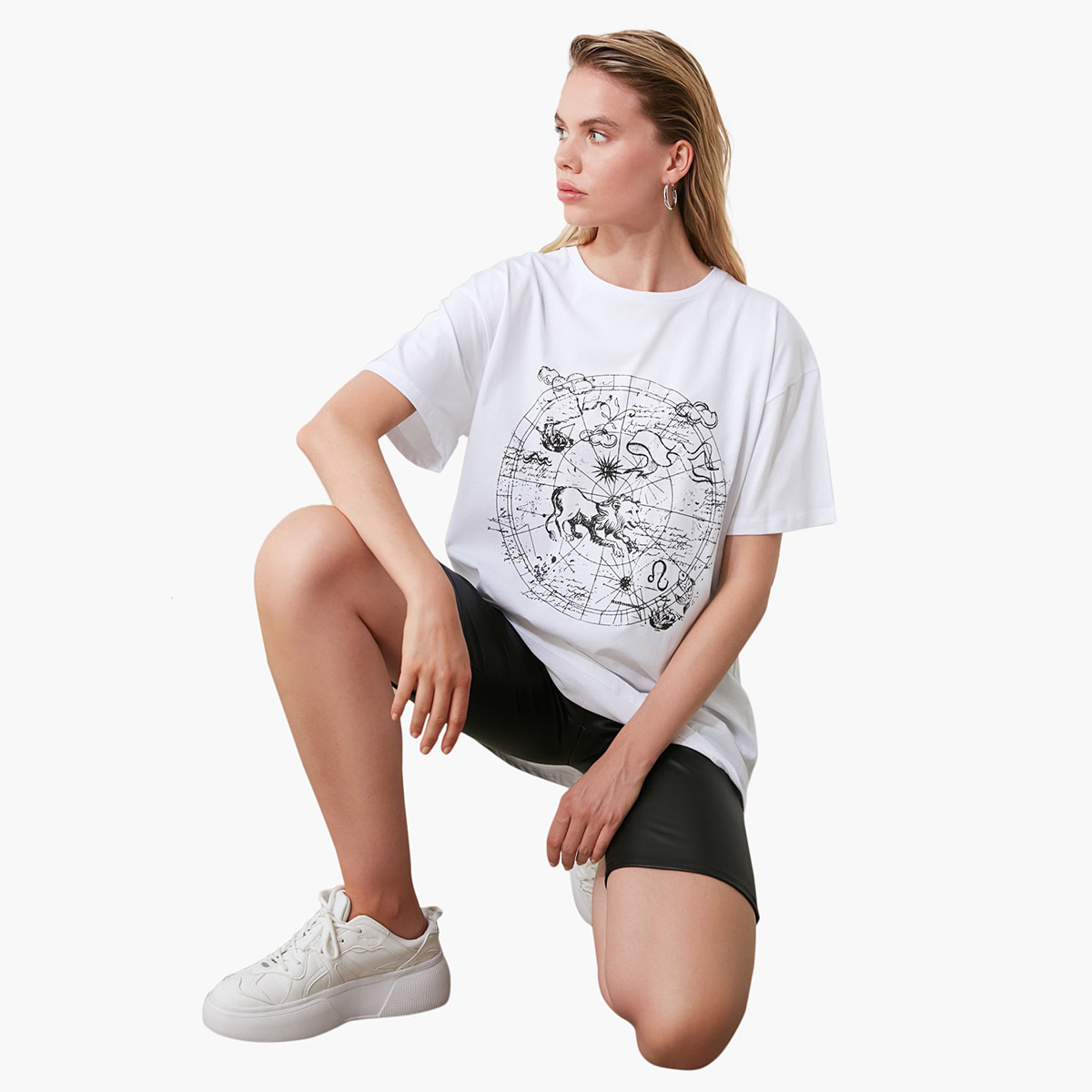 تيشيرت بياقة ضيّقة وأكمام قصيرة وطبعات جرافيك من ترينديول-women-clothing-tshirts-image-2