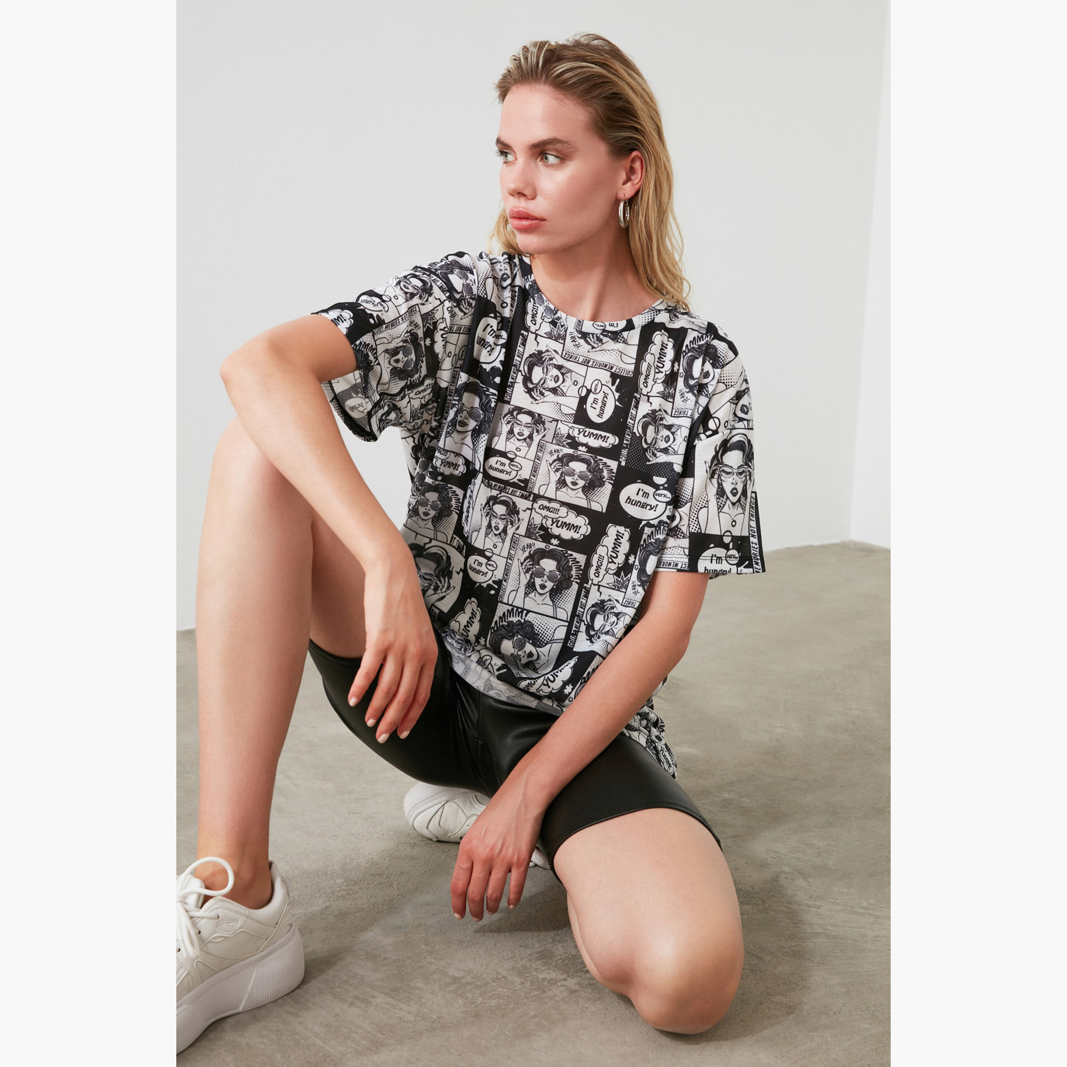 تيشيرت بقصة عادية وياقة ضيقة وأكمام قصيرة وطبعات من ترينديول-women-clothing-tshirts-image-2