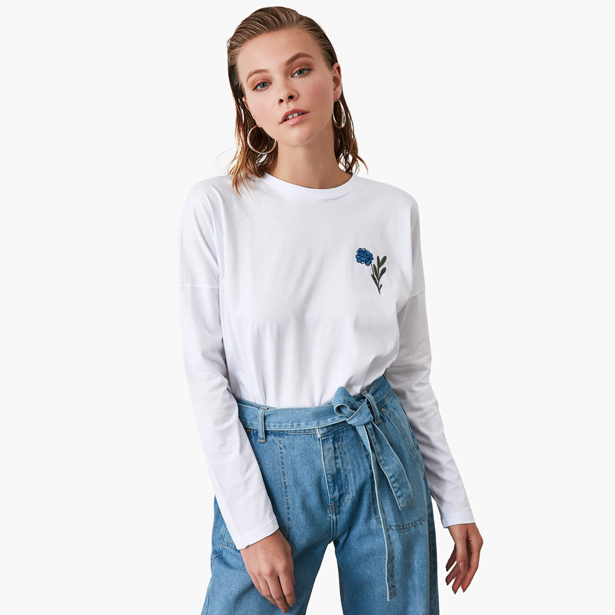 تيشيرت مطرّز بياقة ضيّقة وأكمام طويلة من ترينديول-women-clothing-tshirts-image-1