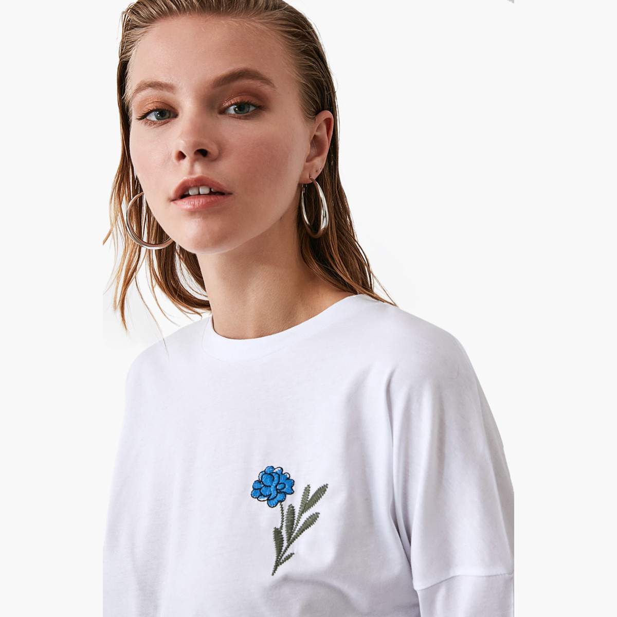 تيشيرت مطرّز بياقة ضيّقة وأكمام طويلة من ترينديول-women-clothing-tshirts-image-3
