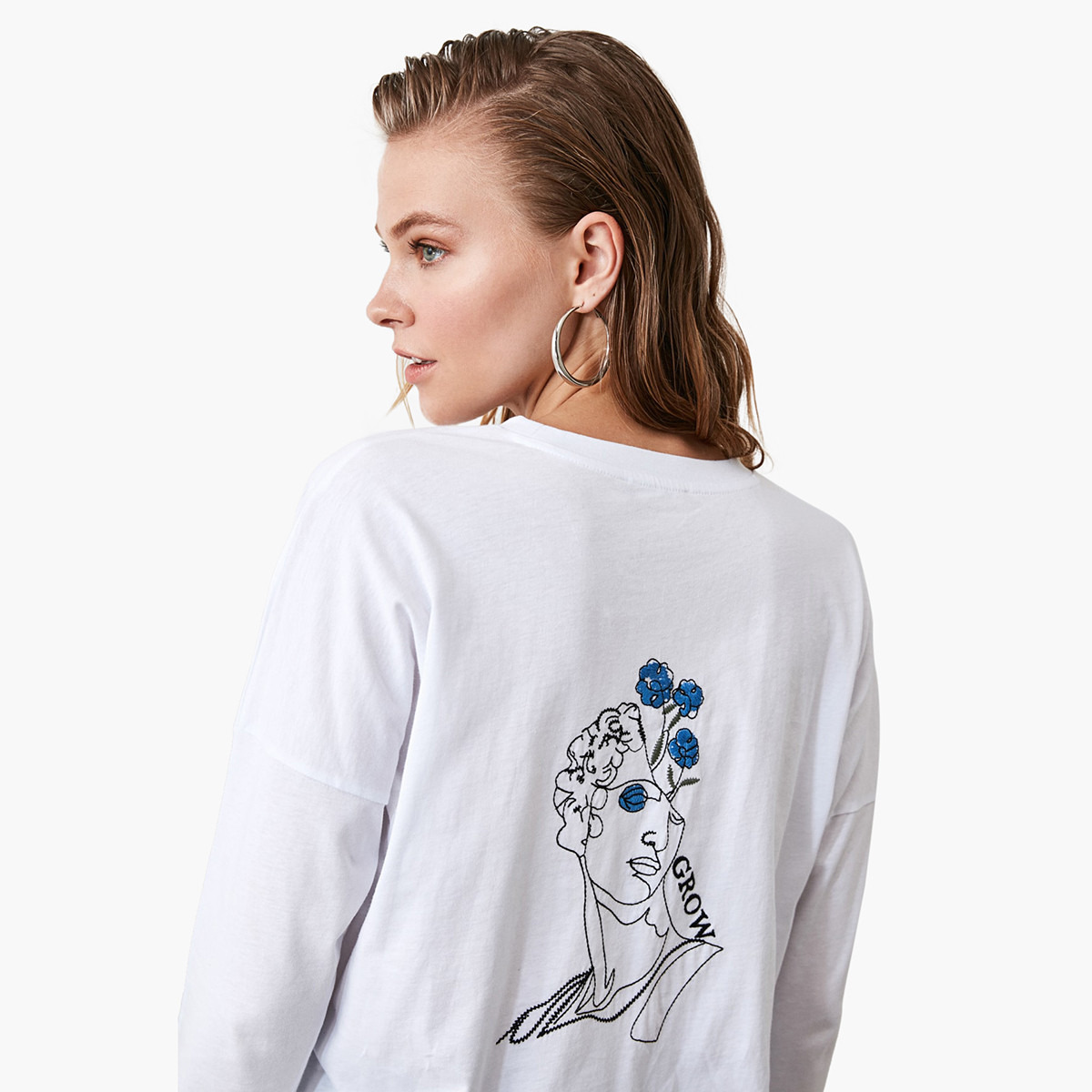 تيشيرت مطرّز بياقة ضيّقة وأكمام طويلة من ترينديول-women-clothing-tshirts-image-4