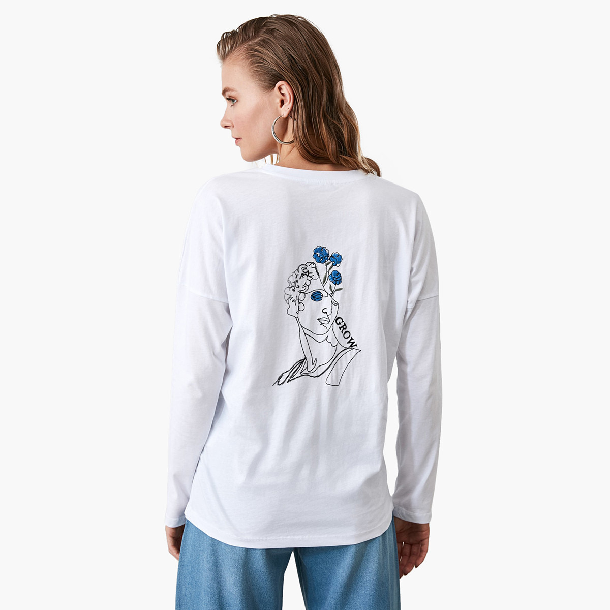 تيشيرت مطرّز بياقة ضيّقة وأكمام طويلة من ترينديول-women-clothing-tshirts-image-5