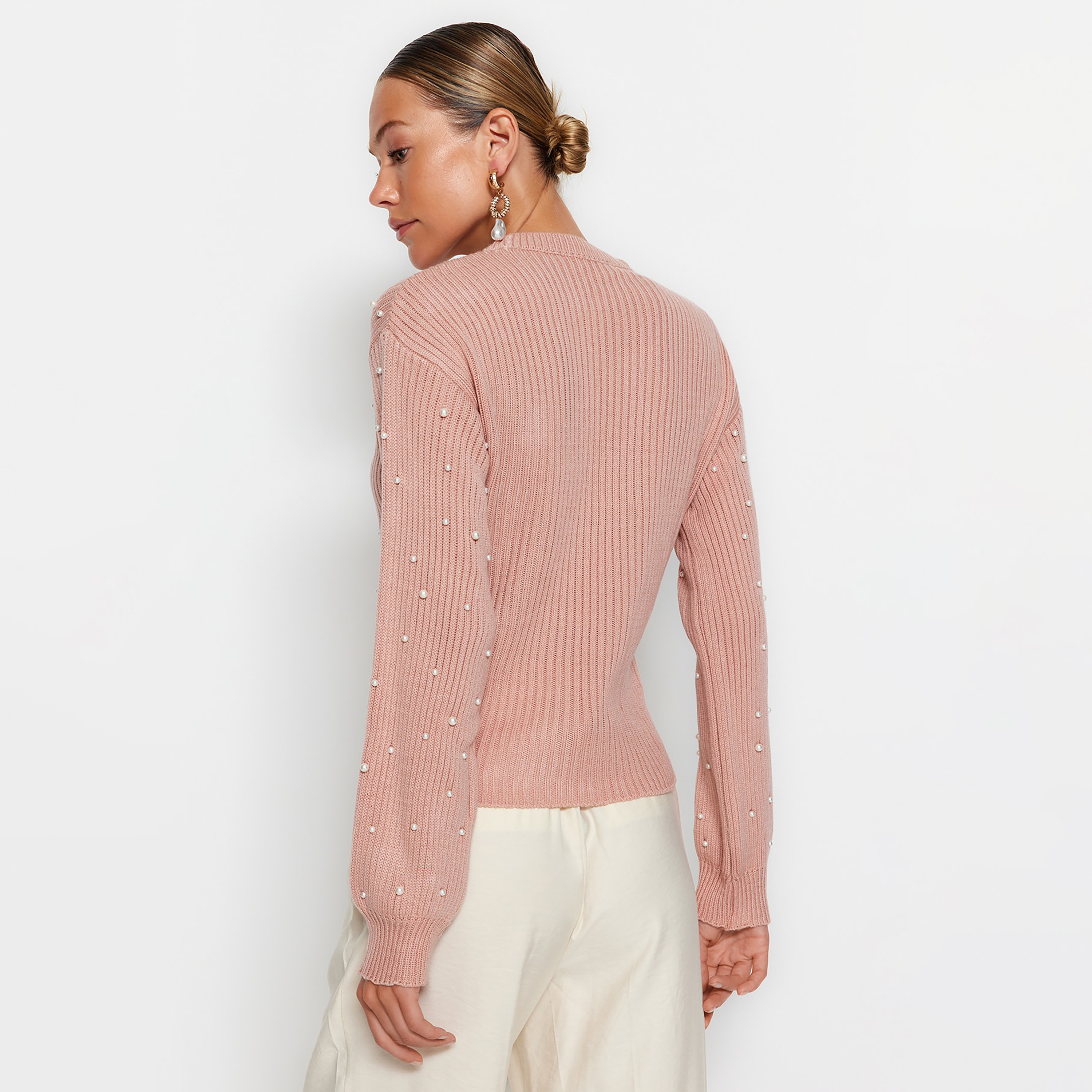بلوفر حريمي وردي بتفاصيل اللؤلؤ من ترينديول ميلا-women-winterwear-cardigansandjumpers-jumpers-image-3