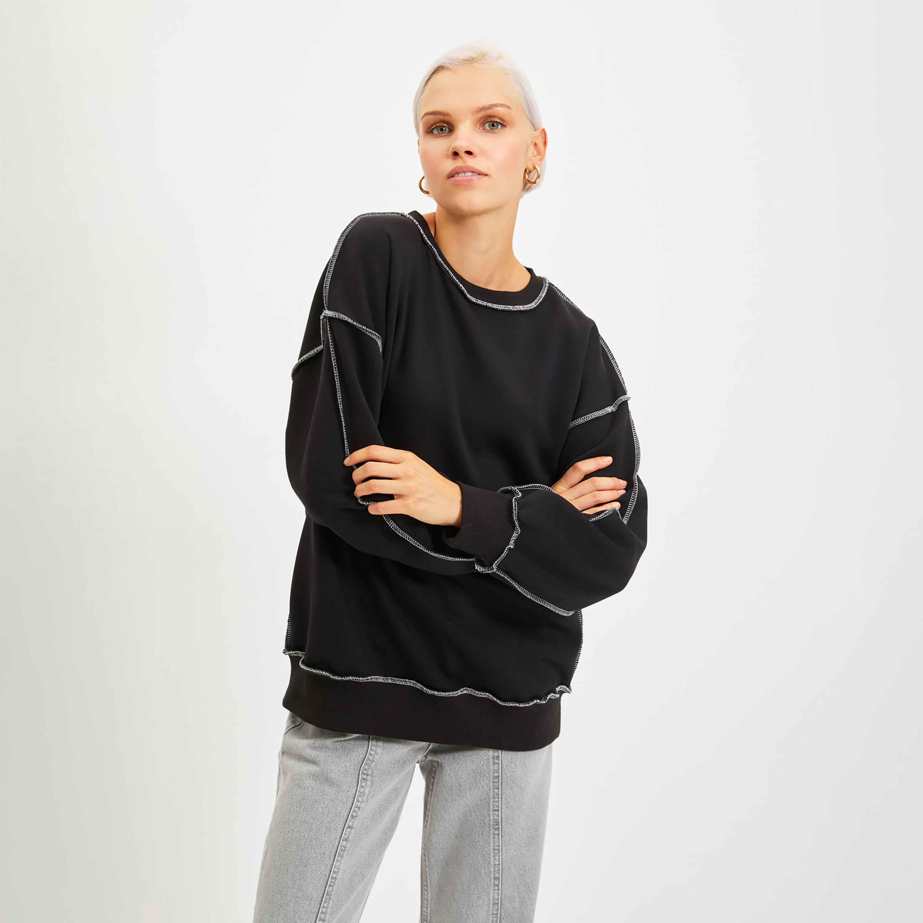 سويت شيرت حريمي أسود بأكتاف مسدلة وحياكة أوفرلوك متباينة من ترينديول ميلا-women-clothing-hoodiesandsweatshirts-sweatshirts-image-1