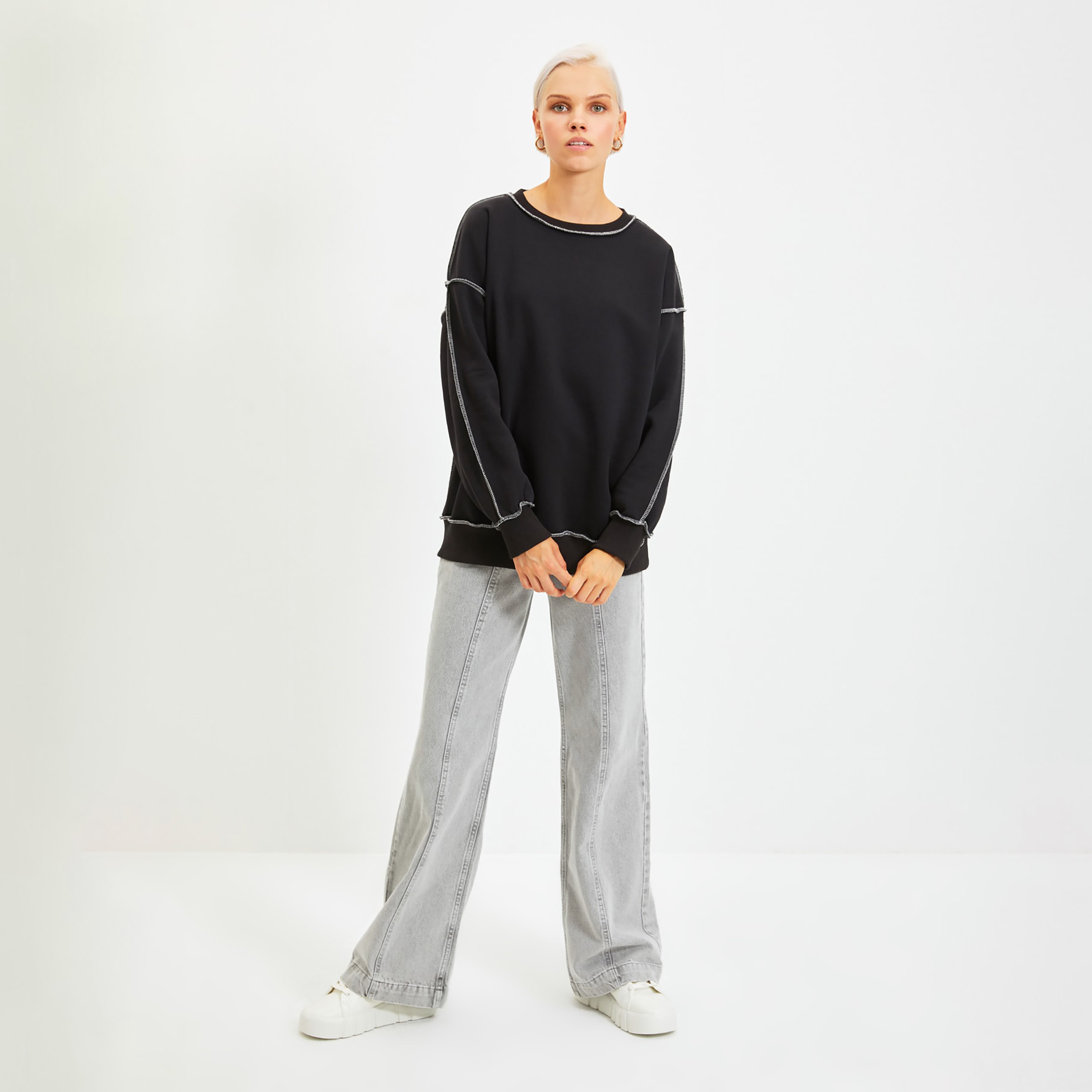 سويت شيرت حريمي أسود بأكتاف مسدلة وحياكة أوفرلوك متباينة من ترينديول ميلا-women-clothing-hoodiesandsweatshirts-sweatshirts-image-2